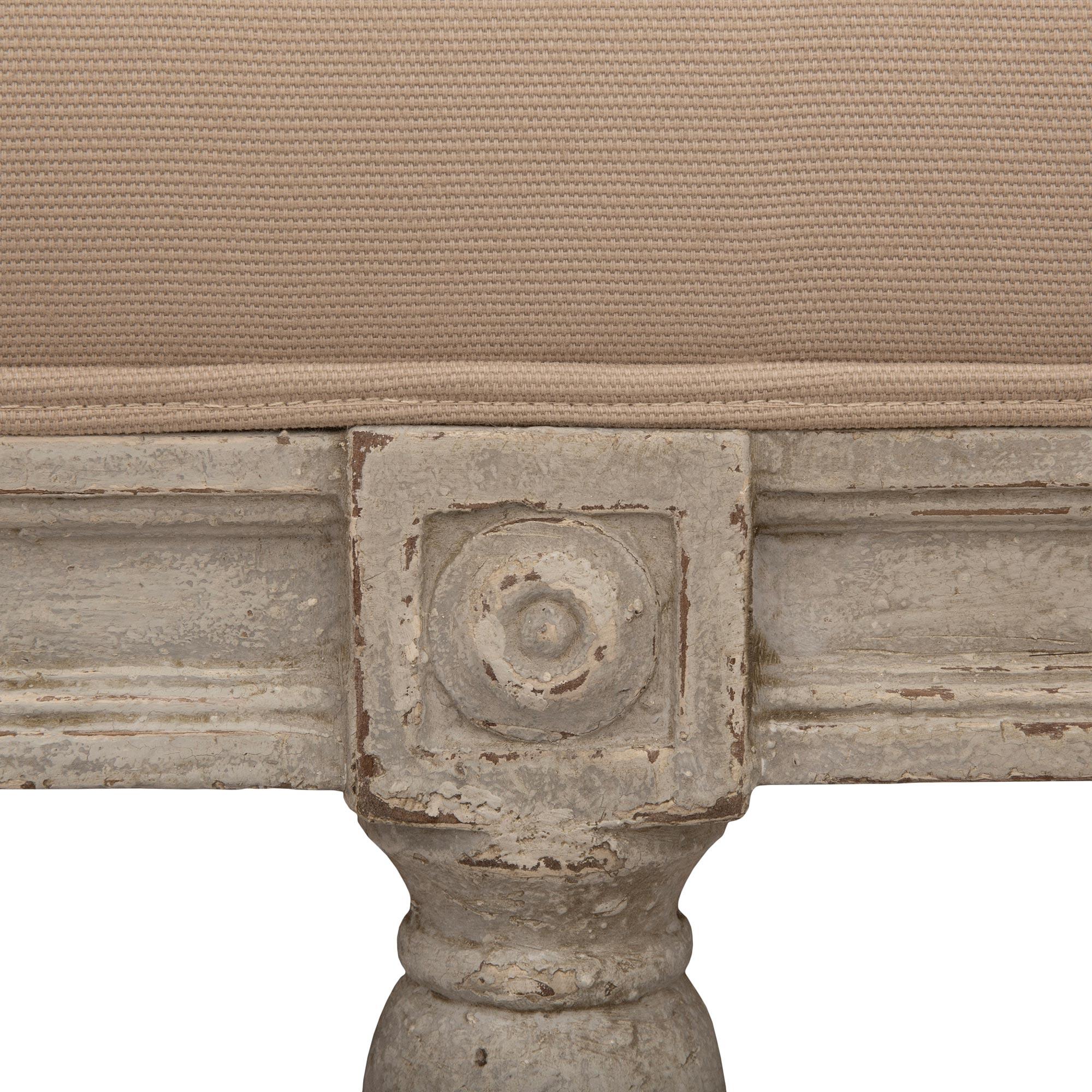 Banc en bois patiné Louis XVI du 19ème siècle Bon état - En vente à West Palm Beach, FL