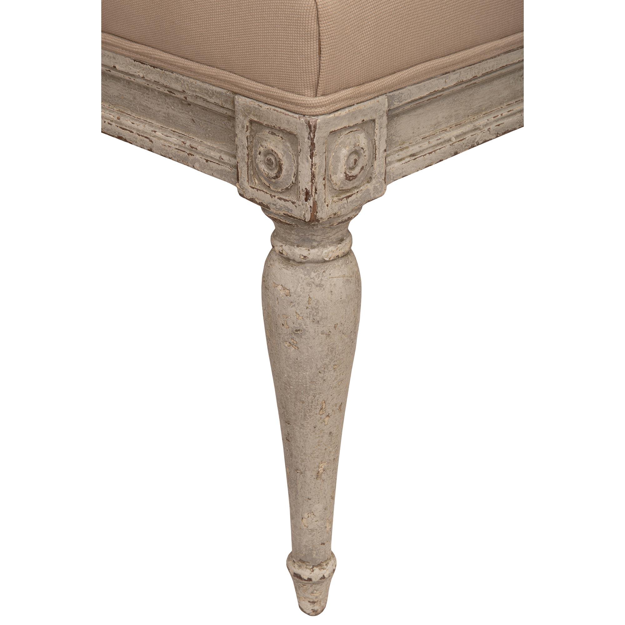 XIXe siècle Banc en bois patiné Louis XVI du 19ème siècle en vente