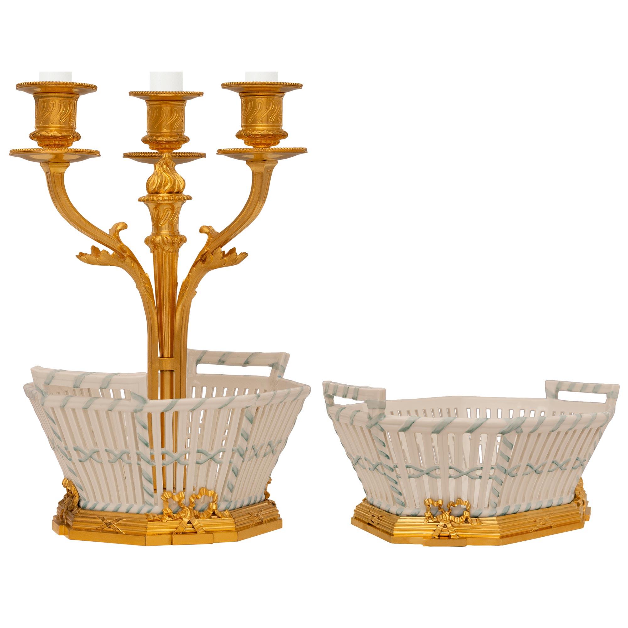 Français Ensemble de centre de table Louis XVI du 19ème siècle en porcelaine et ormolu de style français en vente