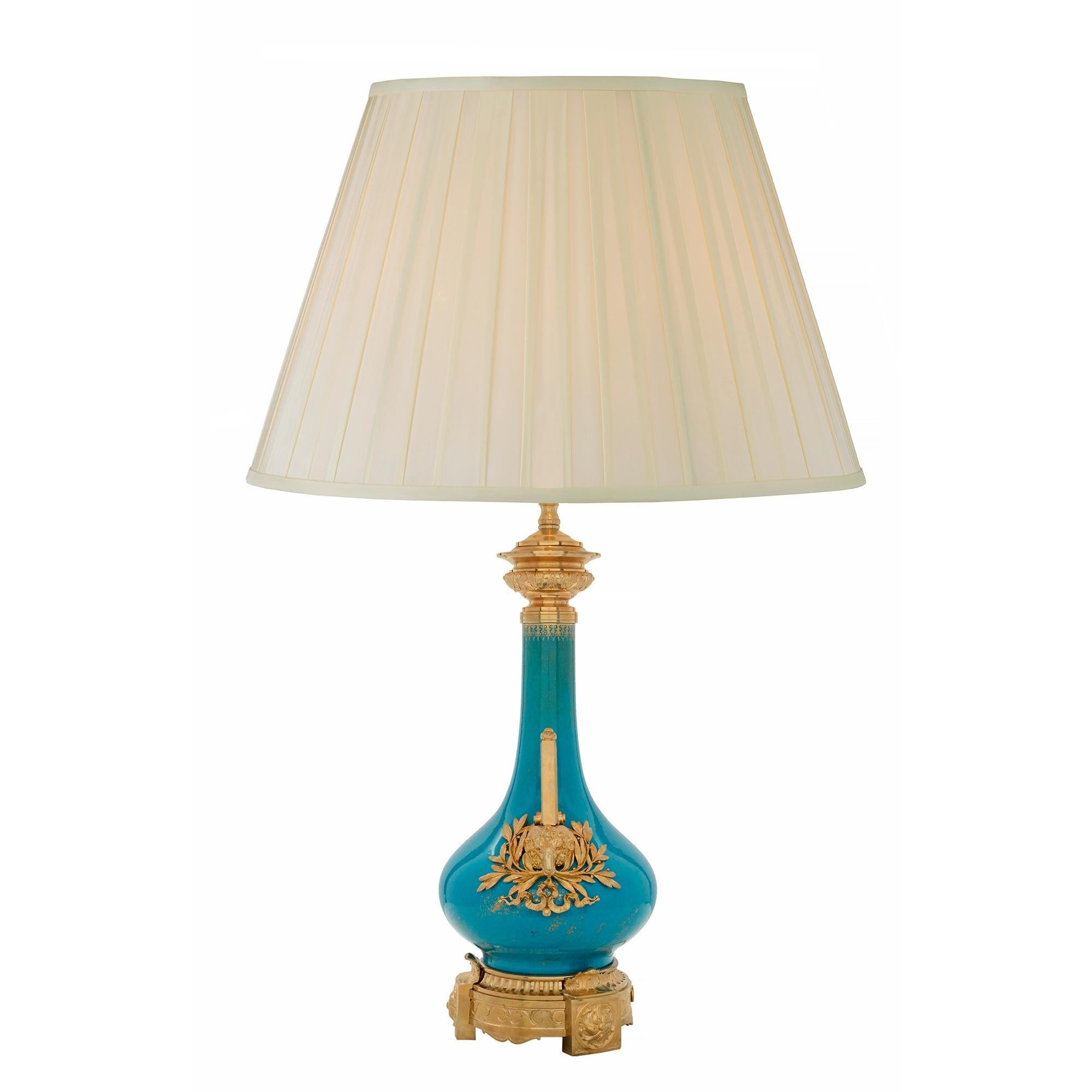 Français Lampe française du XIXe siècle, style Louis XVI, en porcelaine et bronze doré en vente