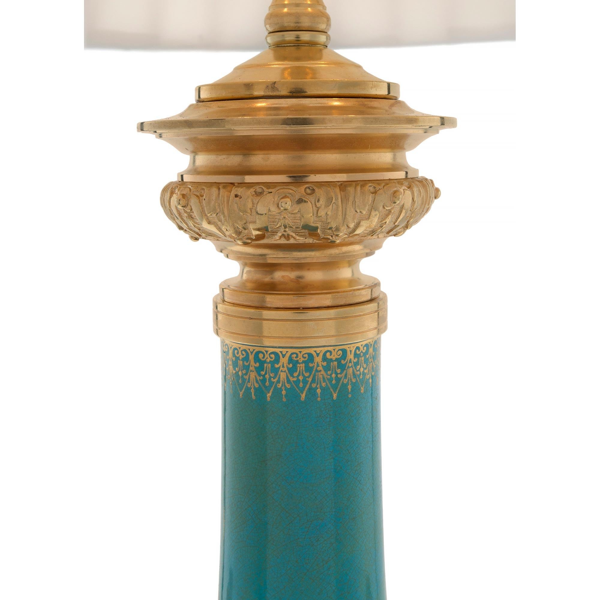 Lámpara francesa del siglo XIX de porcelana y ormolu de San Luis XVI en Bueno estado para la venta en West Palm Beach, FL