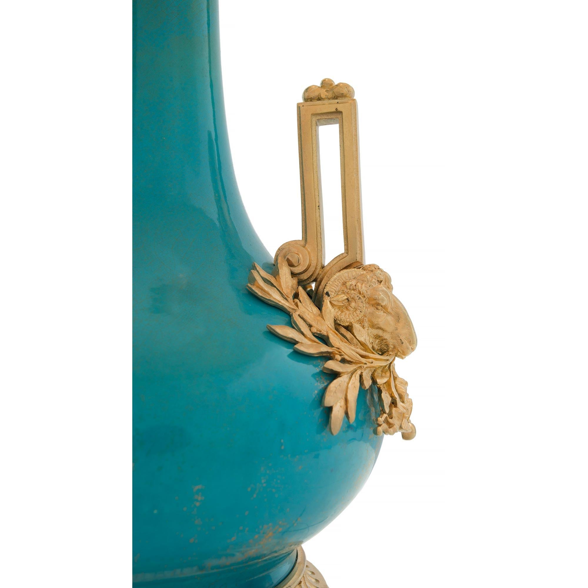Porcelaine Lampe française du XIXe siècle, style Louis XVI, en porcelaine et bronze doré en vente
