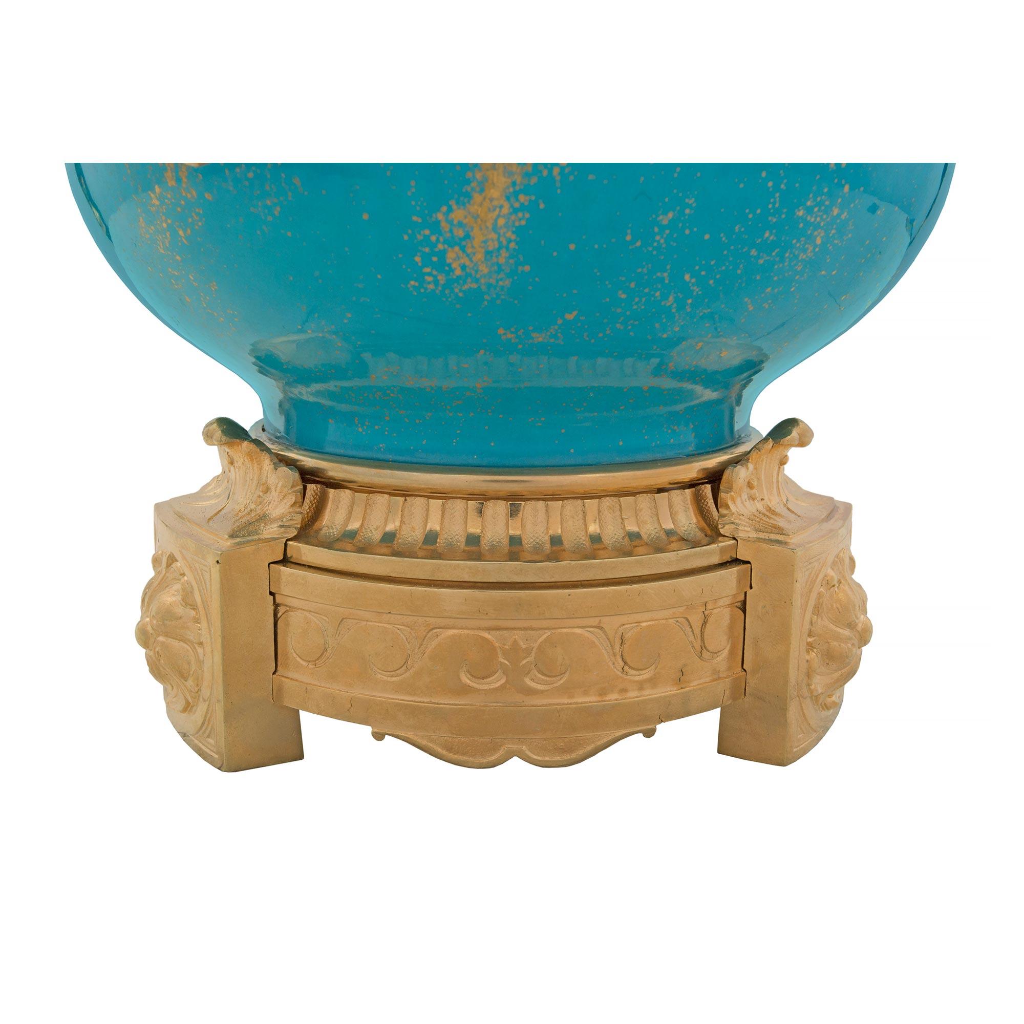 Lámpara francesa del siglo XIX de porcelana y ormolu de San Luis XVI en venta 1