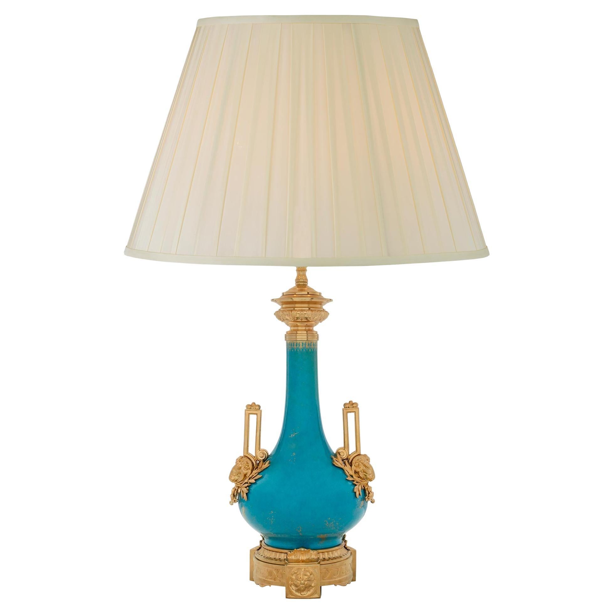 Lampe française du XIXe siècle, style Louis XVI, en porcelaine et bronze doré