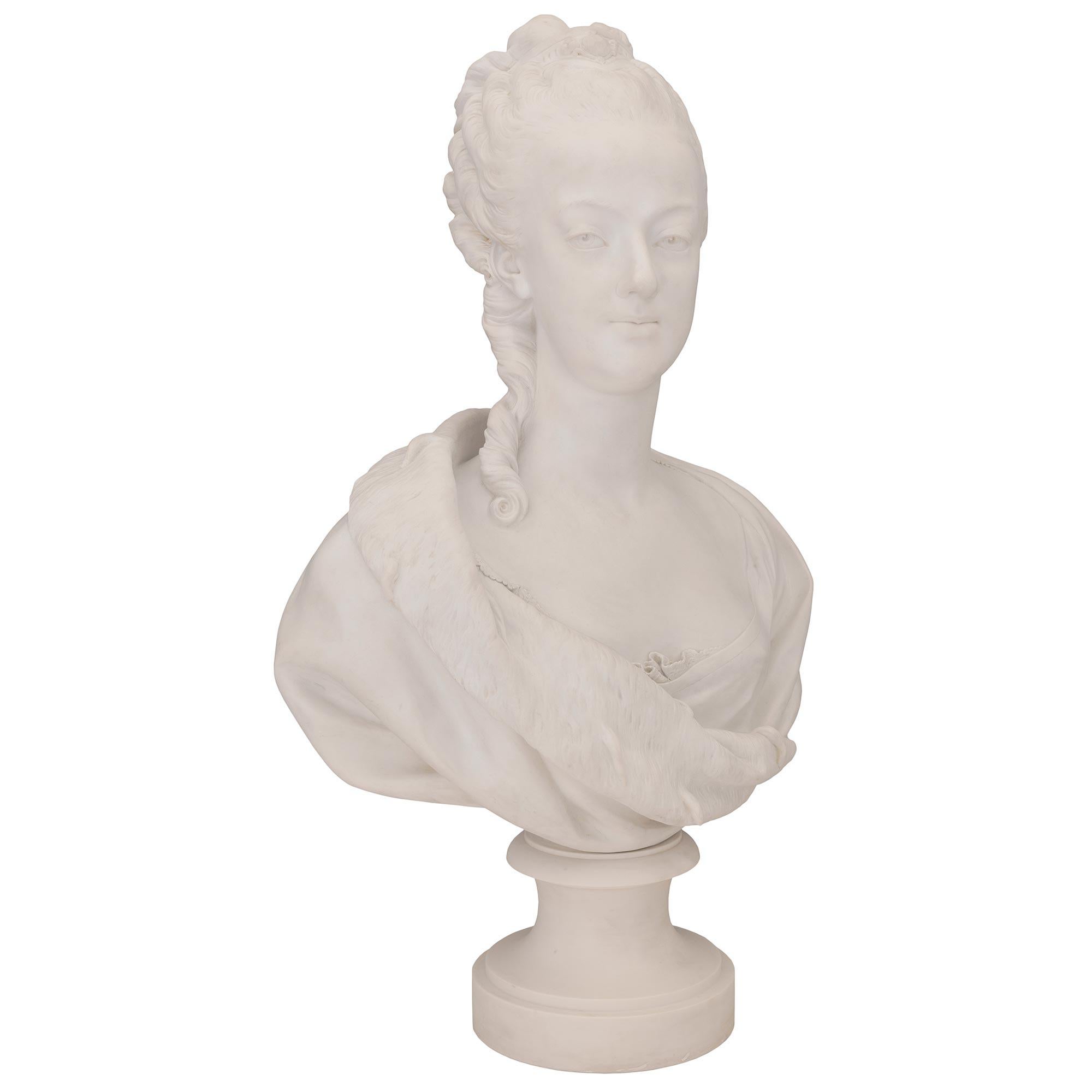 Buste de Marie-Antoinette en porcelaine de Sèvres de style Louis XVI, élégant et de grande qualité, datant du XIXe siècle. Le buste est surélevé par une base circulaire en forme de socle avec une bordure enveloppante finement marbrée. Au-dessus se