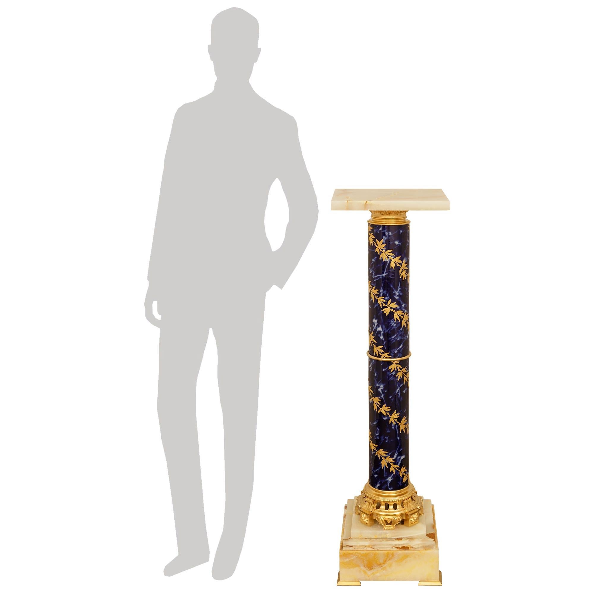 Eine beeindruckende und sehr elegante Französisch 19. Jahrhundert Louis XVI st. Belle Epoque Periode Porzellan, Onyx und Ormolu Sockel. Dieser atemberaubende Sockel wird von dünnen Ormolu-Füßen unter einem goldenen Onyx-Sockel getragen, auf dem ein