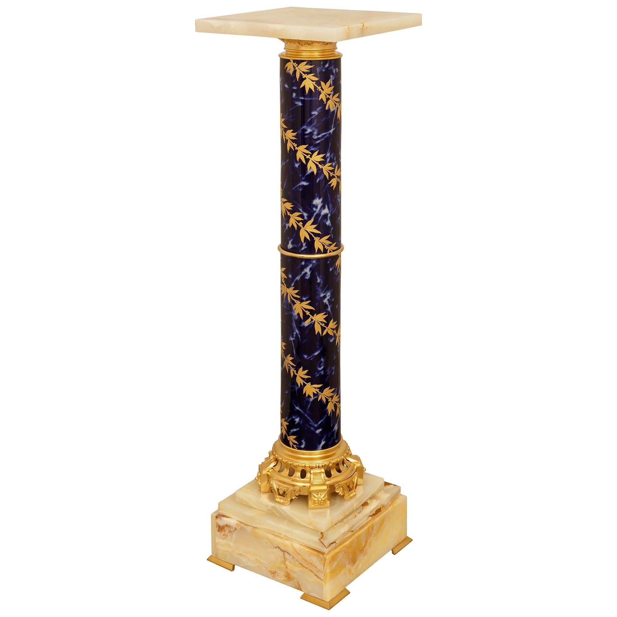 Französischer Louis-XVI-Sockel aus Porzellan, Onyx und Goldbronze aus dem 19. Jahrhundert (Louis XVI.) im Angebot