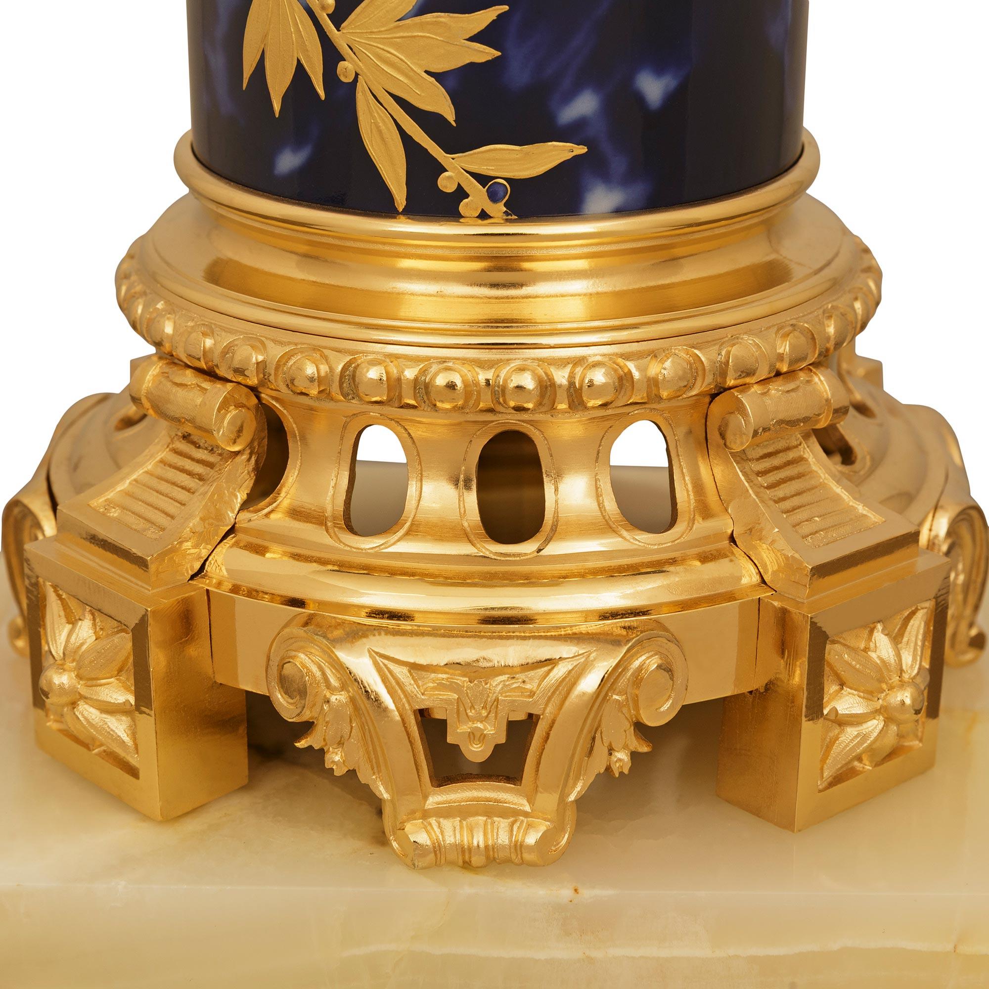 Französischer Louis-XVI-Sockel aus Porzellan, Onyx und Goldbronze aus dem 19. Jahrhundert im Angebot 2