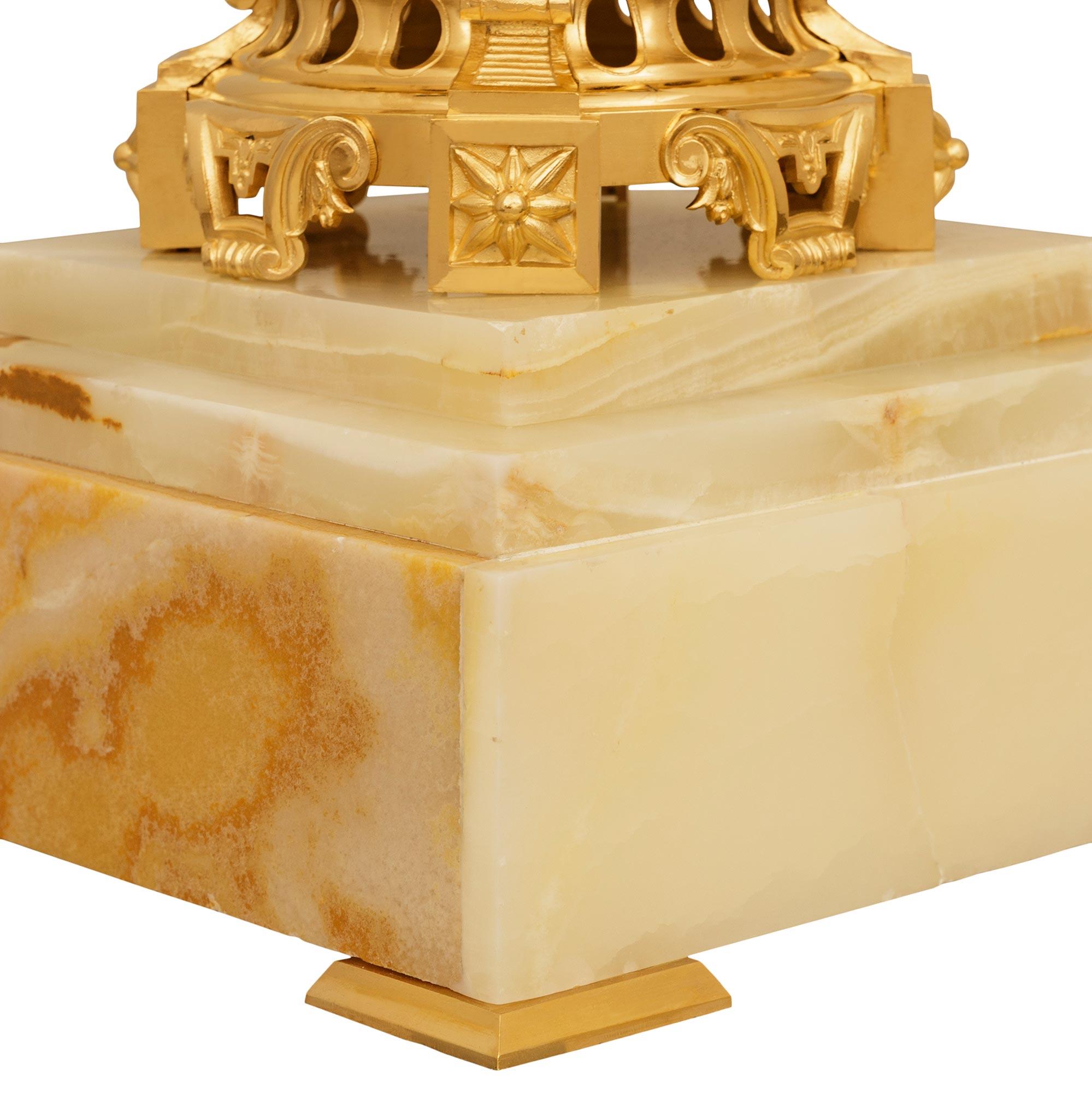 Französischer Louis-XVI-Sockel aus Porzellan, Onyx und Goldbronze aus dem 19. Jahrhundert im Angebot 3