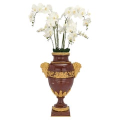 Vase français du 19ème siècle de style Louis XVI, St. Rouge Griotte et Ormolu