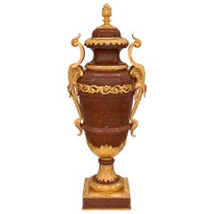 Urne aus St. Rouge Griotte-Marmor und Goldbronze mit Deckel, Louis XVI, 19. Jahrhundert