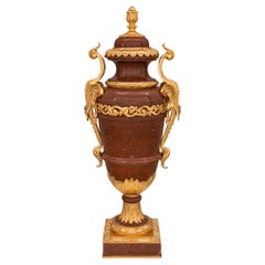 Urne aus St. Rouge Griotte-Marmor und Goldbronze mit Deckel, Louis XVI, 19. Jahrhundert
