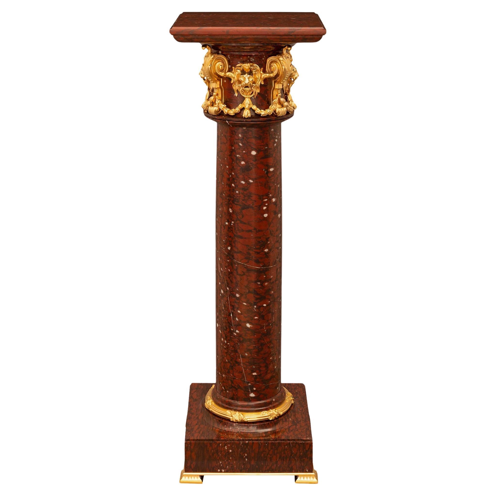 Musée français du 19e siècle de style Louis XVI. Piédestal en marbre Rouge Griotte et Ormolu
