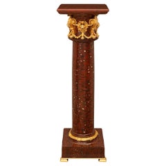 Musée français du 19e siècle de style Louis XVI. Piédestal en marbre Rouge Griotte et Ormolu