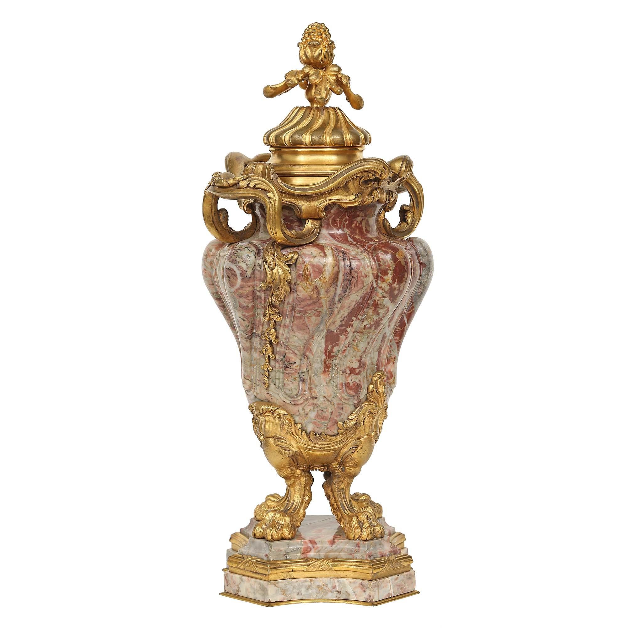 Un'imponente urna francese del XIX secolo in stile Luigi XVI st. Rouge Royal e urna in ormeggio. Sollevato su una base di marmo con angoli inclinati e fascia modanata in ormolu. L'urna poggia su quattro supporti a zampa di leone in ormolu con
