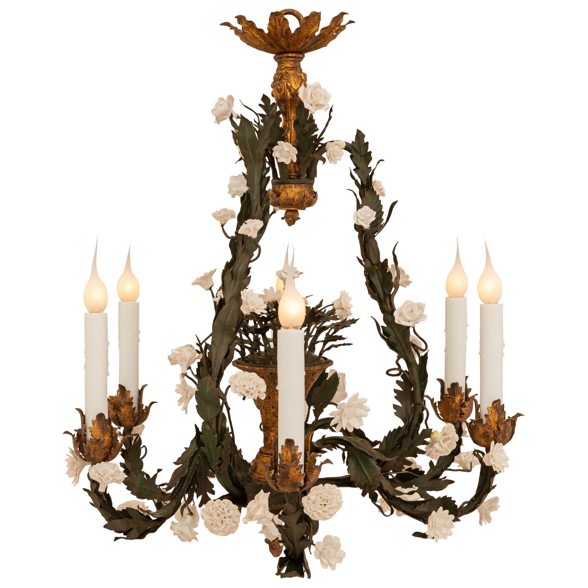 Francese Lampadario francese del XIX secolo in porcellana, metallo dorato e tole di Saxe, stile Luigi XVI in vendita