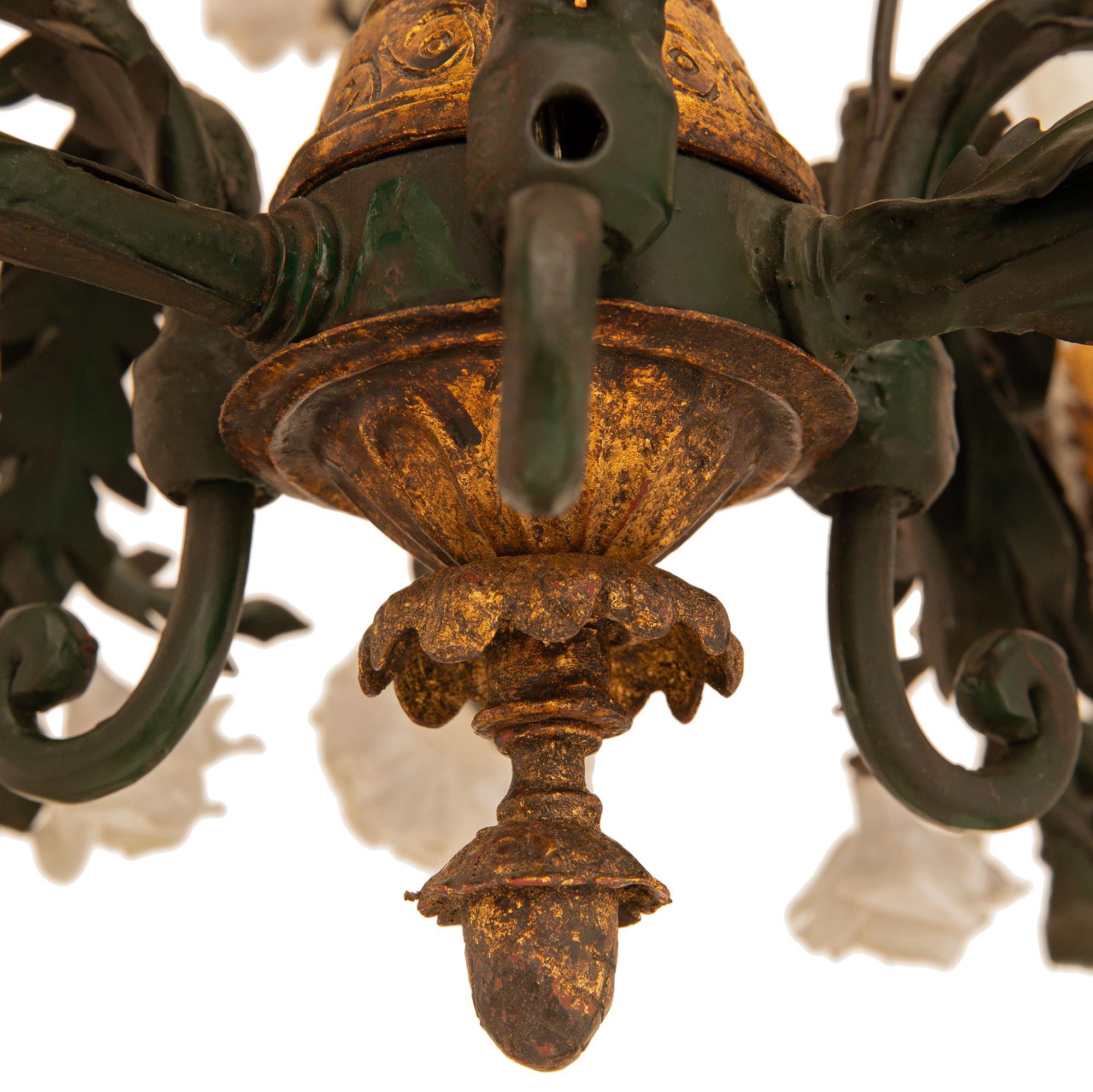 Lampadario francese del XIX secolo in porcellana, metallo dorato e tole di Saxe, stile Luigi XVI in vendita 3
