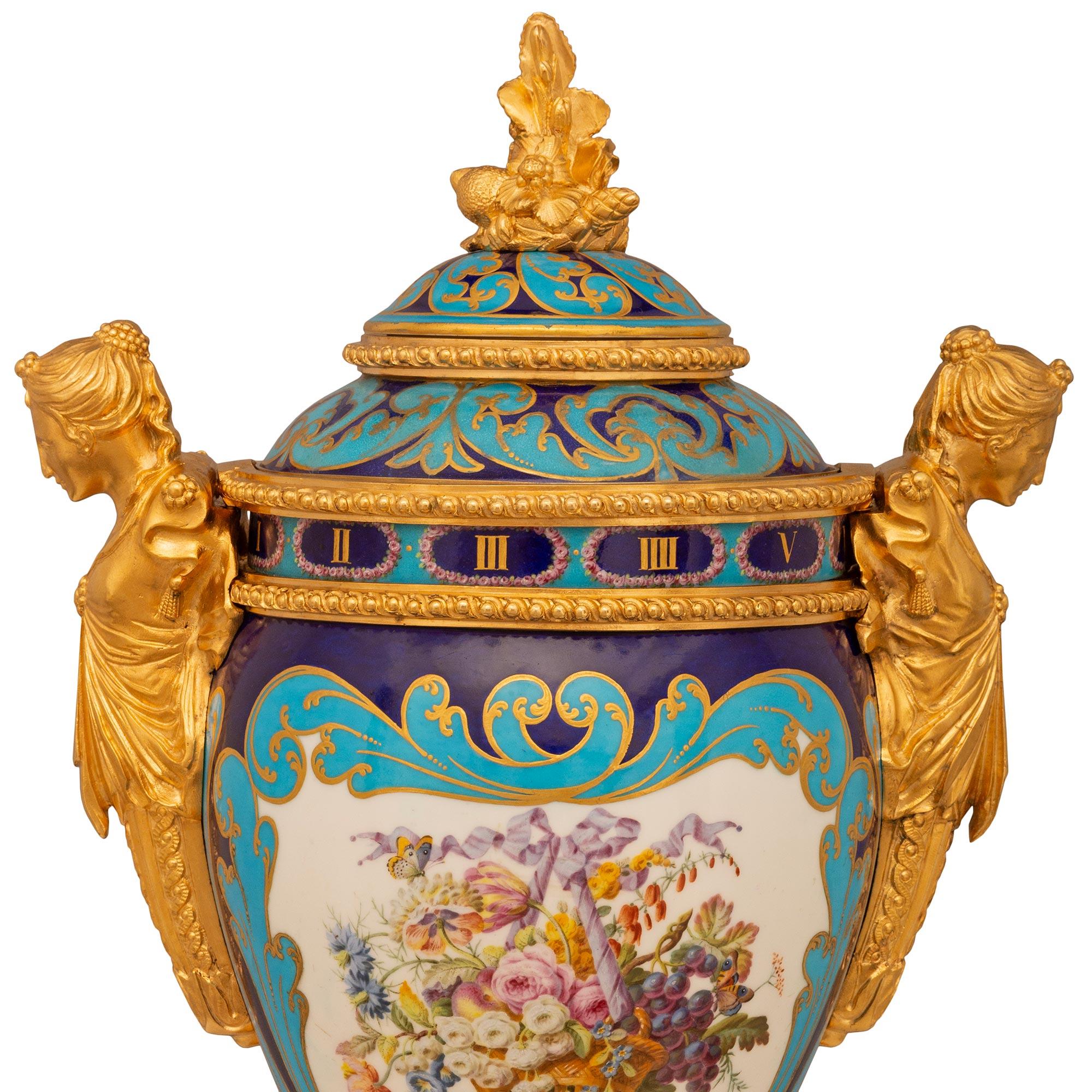 Une sensationnelle pendule annulaire en porcelaine de Sèvres et bronze d'orfèvrerie de grande qualité, datant du 19e siècle. La pendule est surmontée d'une base carrée en bronze doré avec une bordure en Cœur de Rai au-dessus de supports en forme de