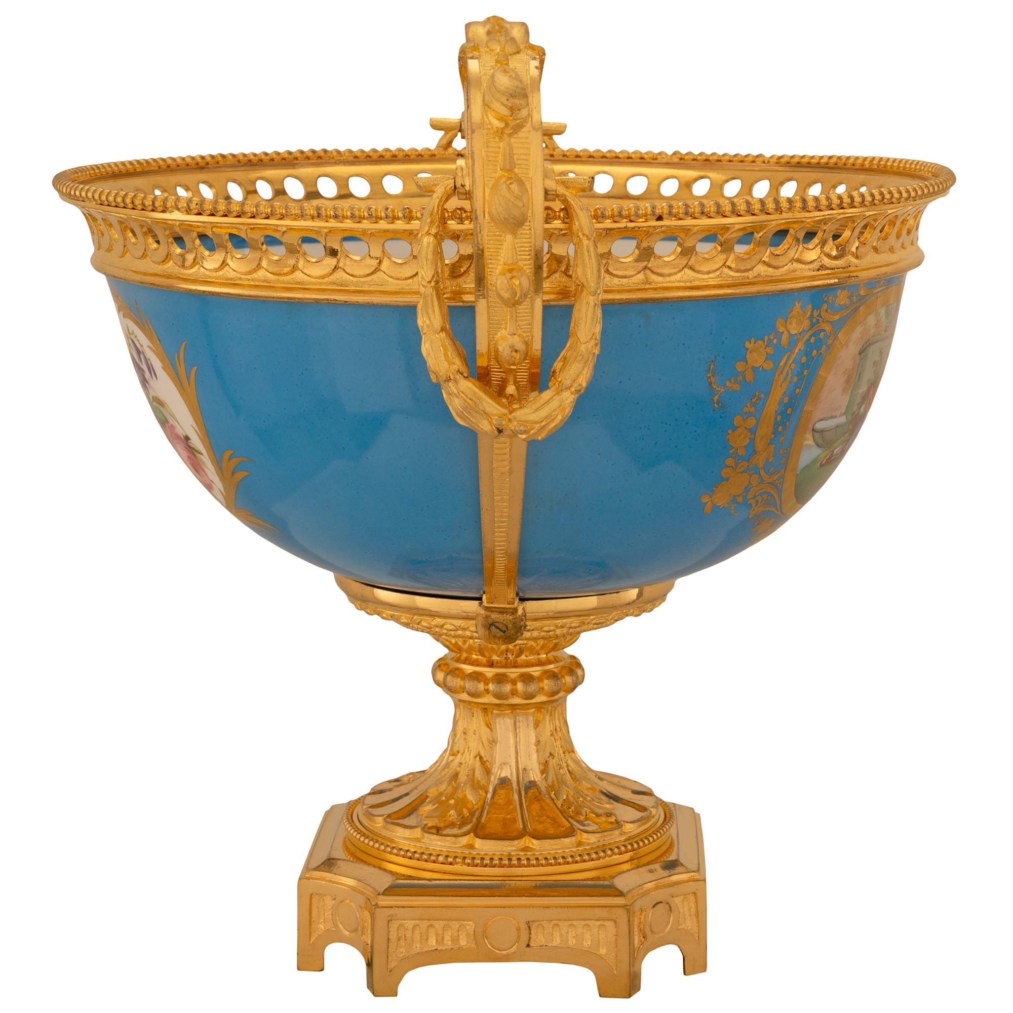 Français Centre de table en porcelaine de Sèvres et bronze doré du 19e siècle en vente