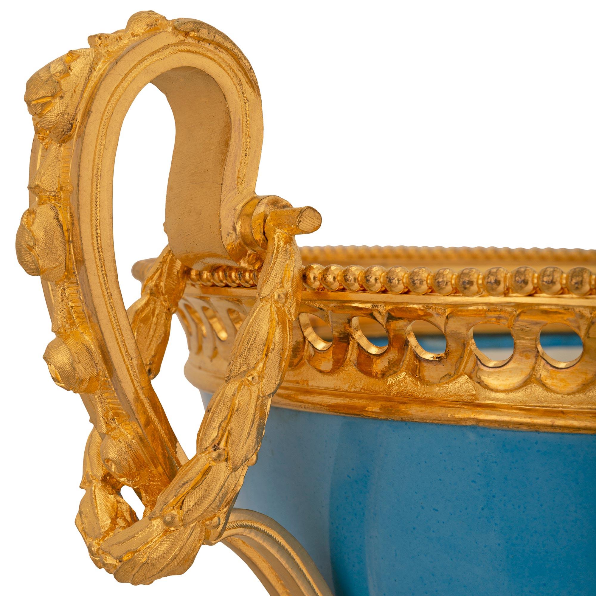 Centre de table en porcelaine de Sèvres et bronze doré du 19e siècle Bon état - En vente à West Palm Beach, FL