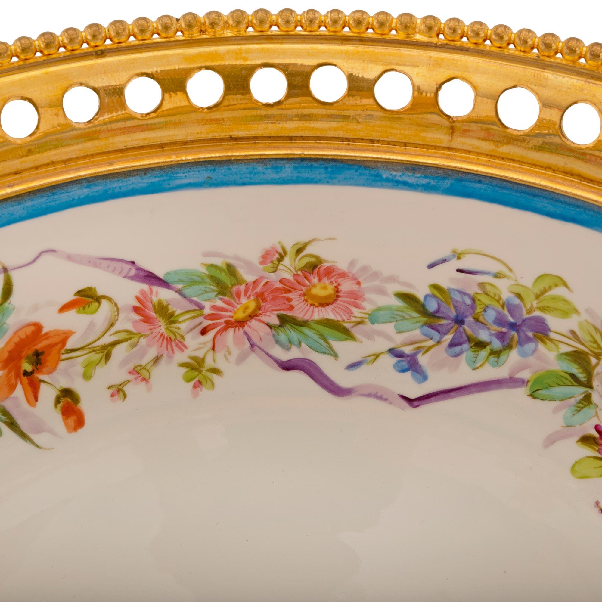 XIXe siècle Centre de table en porcelaine de Sèvres et bronze doré du 19e siècle en vente