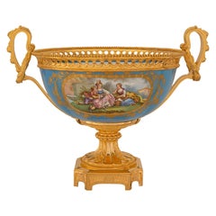 Centre de table en porcelaine de Sèvres et bronze doré du 19e siècle
