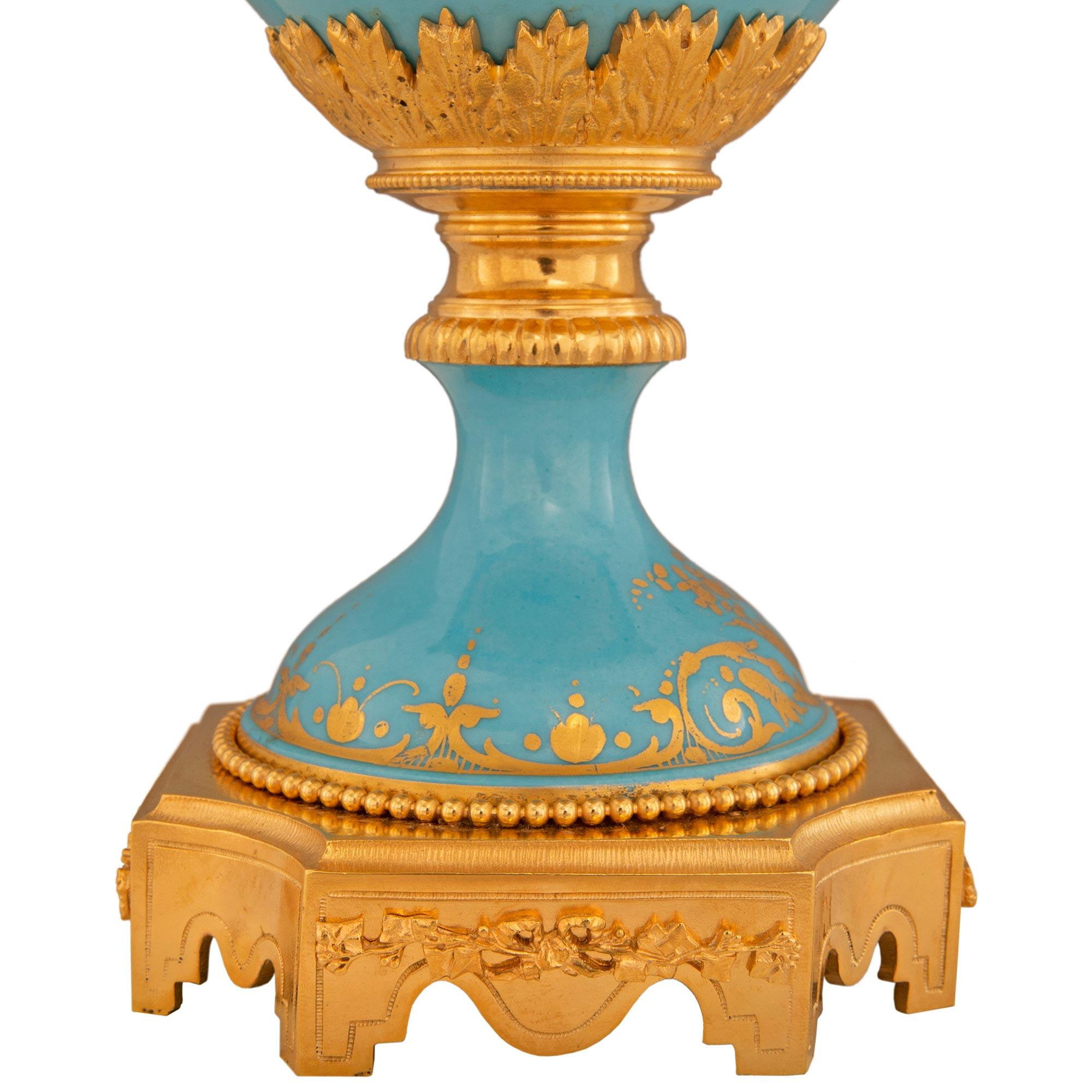 French 19th Century Louis XVI St. Sèvres Porcelain And Ormolu Clock Lamp For Sale 7