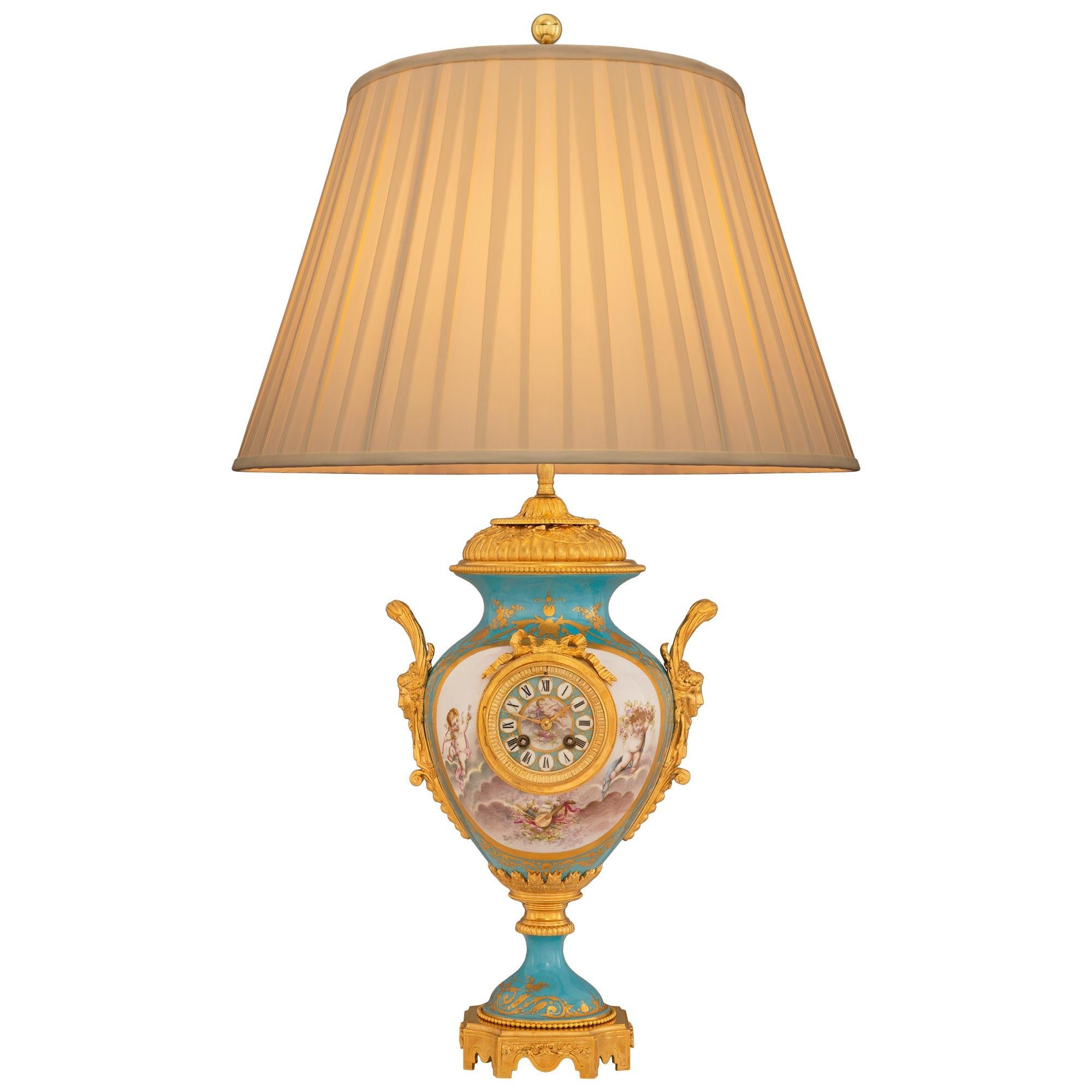 Lámpara Reloj Francés Siglo XIX Luis XVI St. Sèvres Porcelana Y Ormolu en venta 8