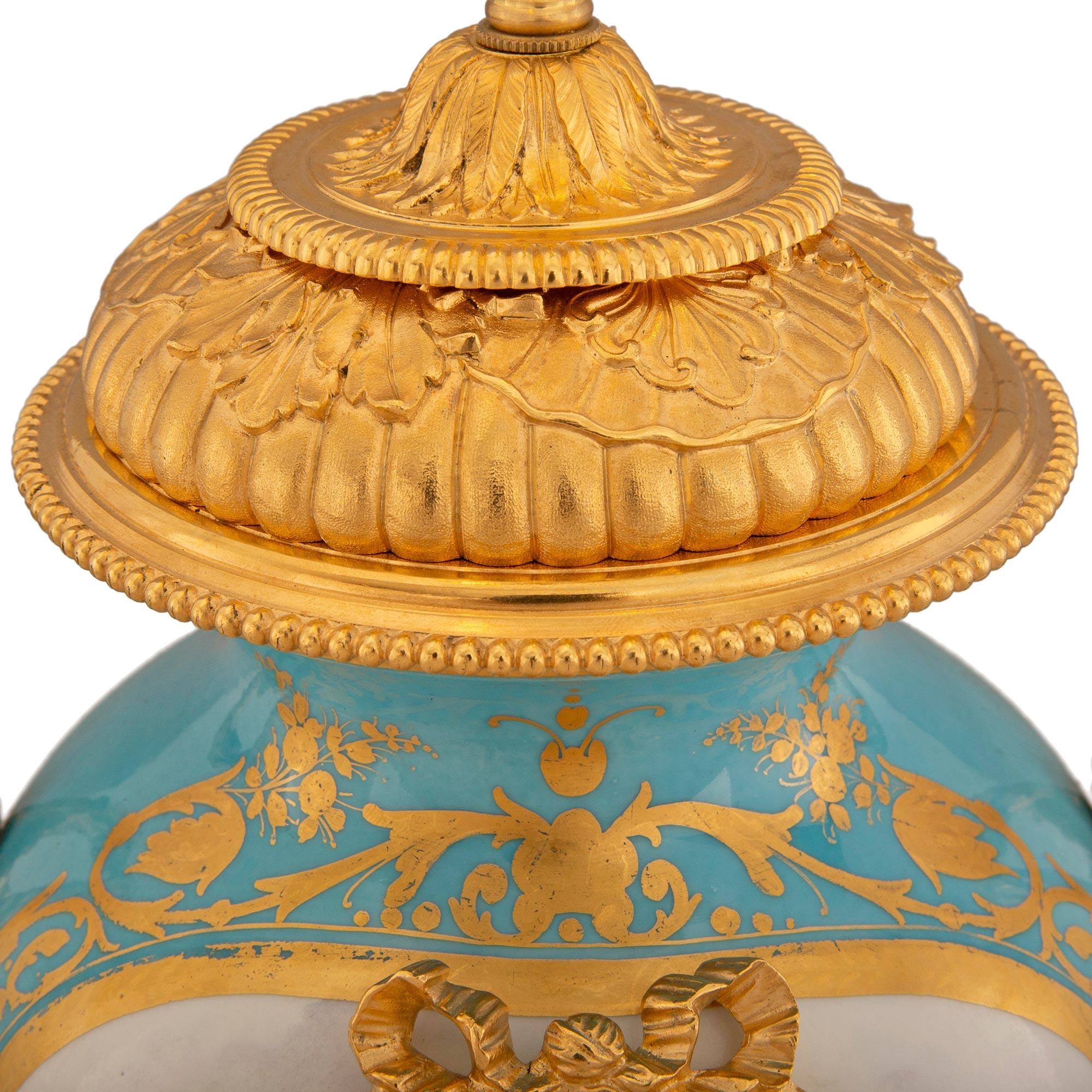 French 19th Century Louis XVI St. Sèvres Porcelain And Ormolu Clock Lamp For Sale 3
