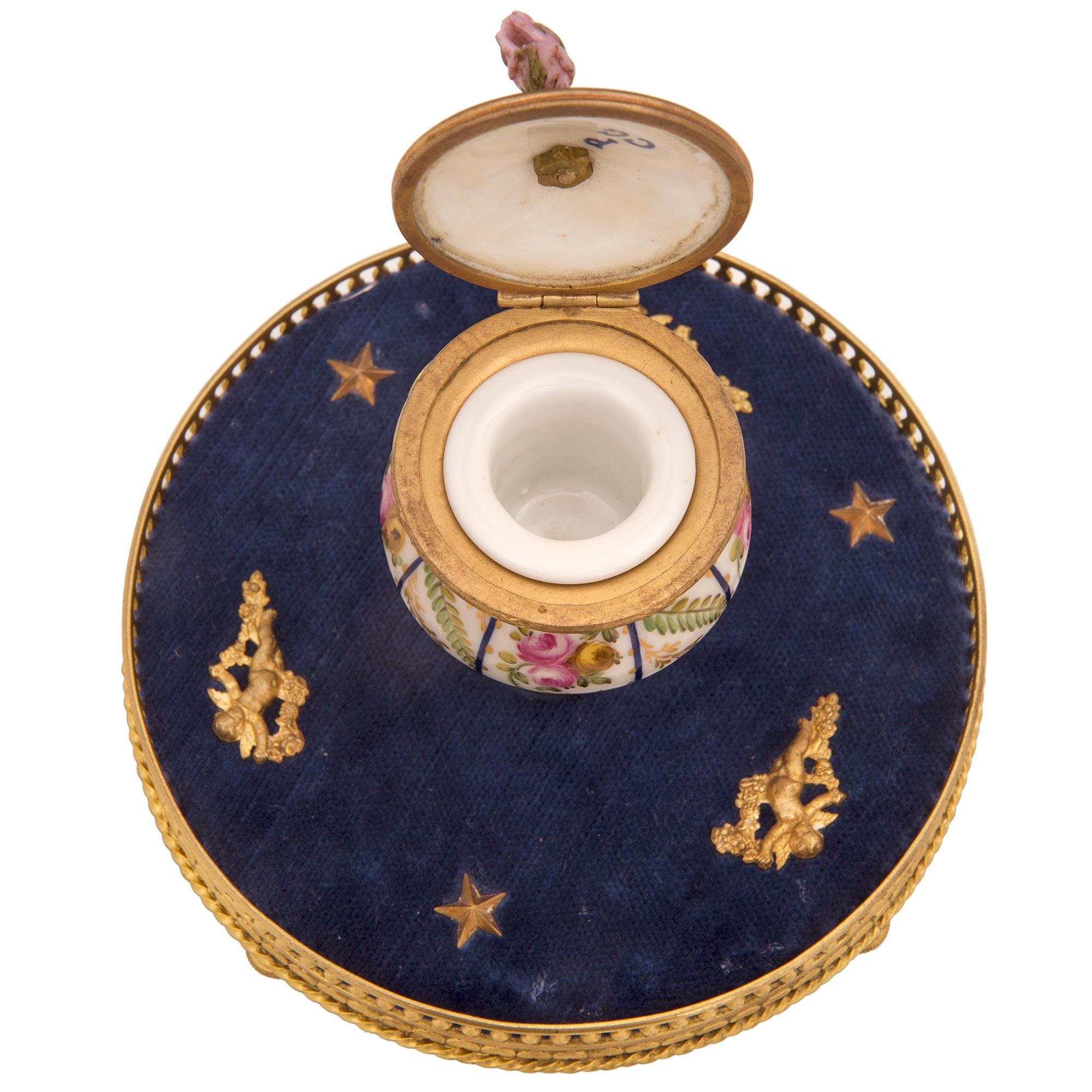 Français Encrier français du 19ème siècle de style Louis XVI en porcelaine de St. Svres et bronze doré en vente