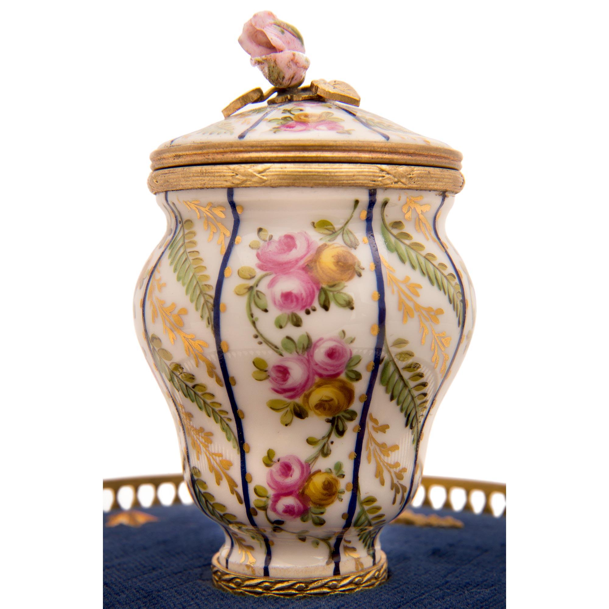 XIXe siècle Encrier français du 19ème siècle de style Louis XVI en porcelaine de St. Svres et bronze doré en vente