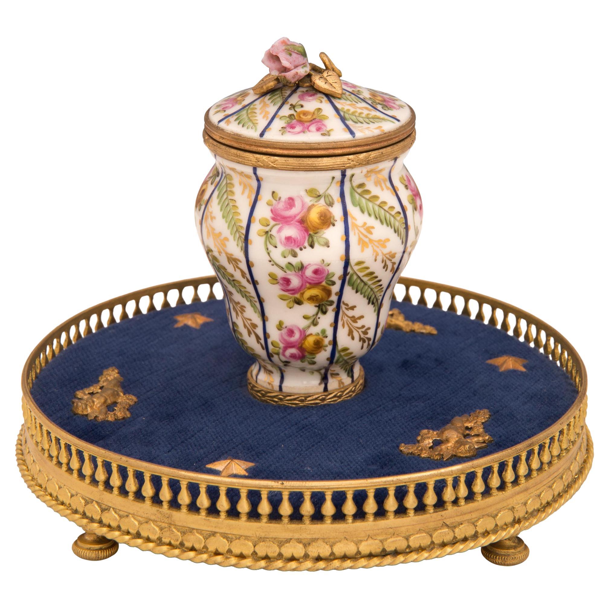 Encrier français du 19ème siècle de style Louis XVI en porcelaine de St. Svres et bronze doré
