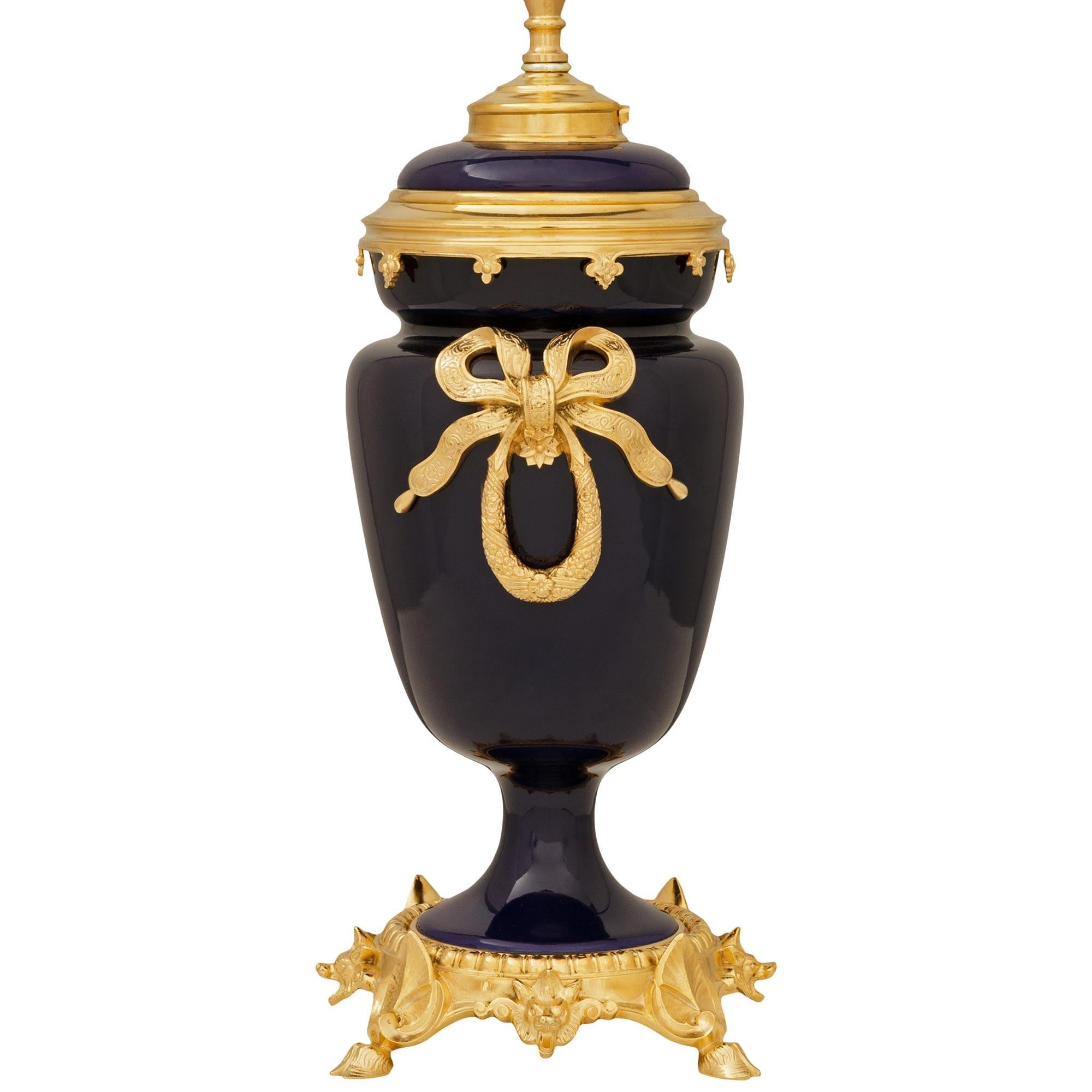 Français Lampe en porcelaine de Sèvres et bronze doré du XIXème siècle, de style Louis XVI en vente