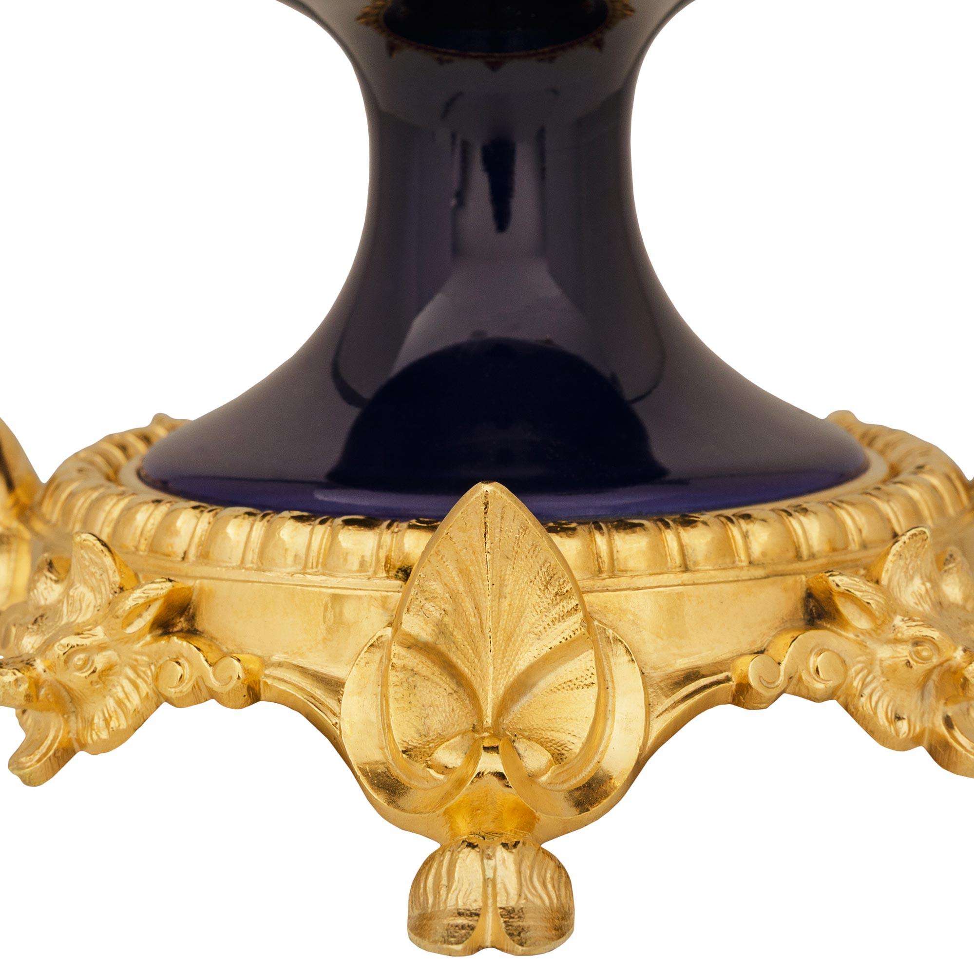 Lampe en porcelaine de Sèvres et bronze doré du XIXème siècle, de style Louis XVI en vente 1