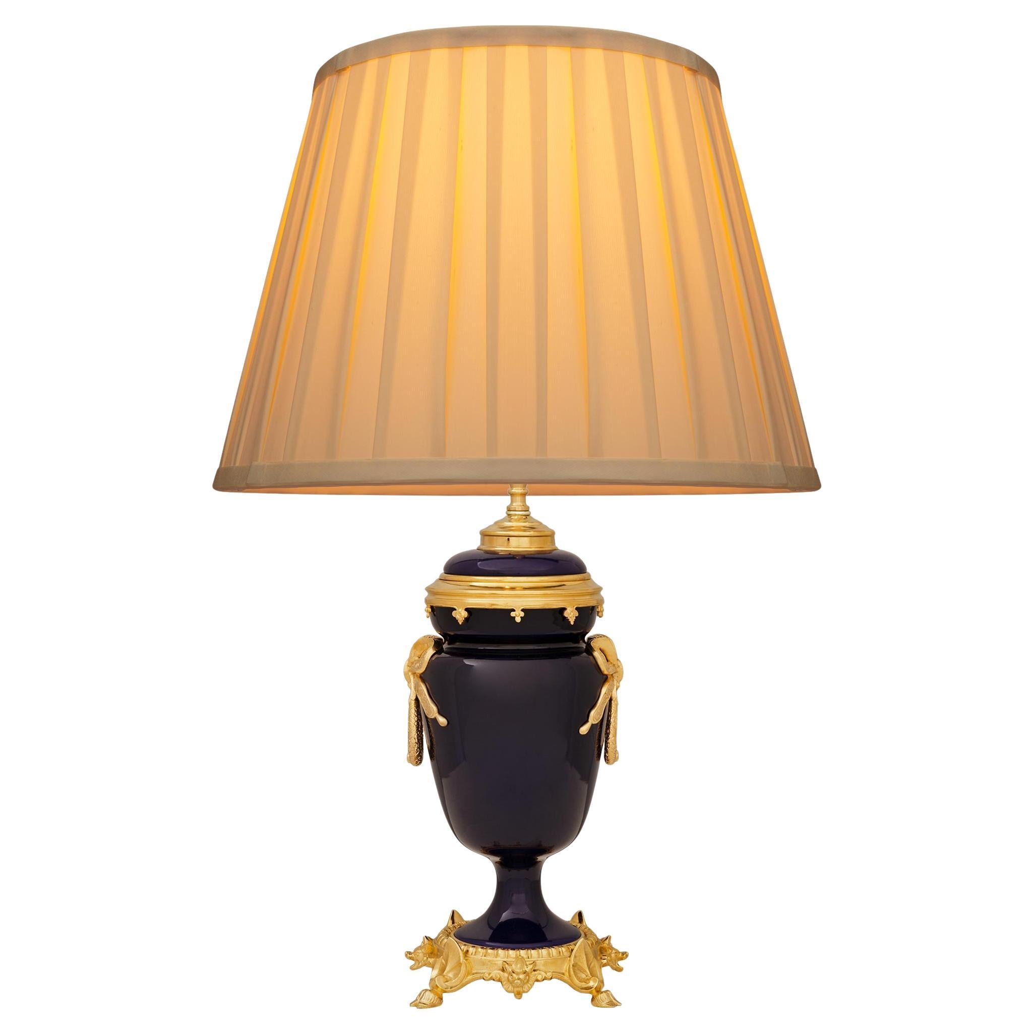 Lampe en porcelaine de Sèvres et bronze doré du XIXème siècle, de style Louis XVI en vente