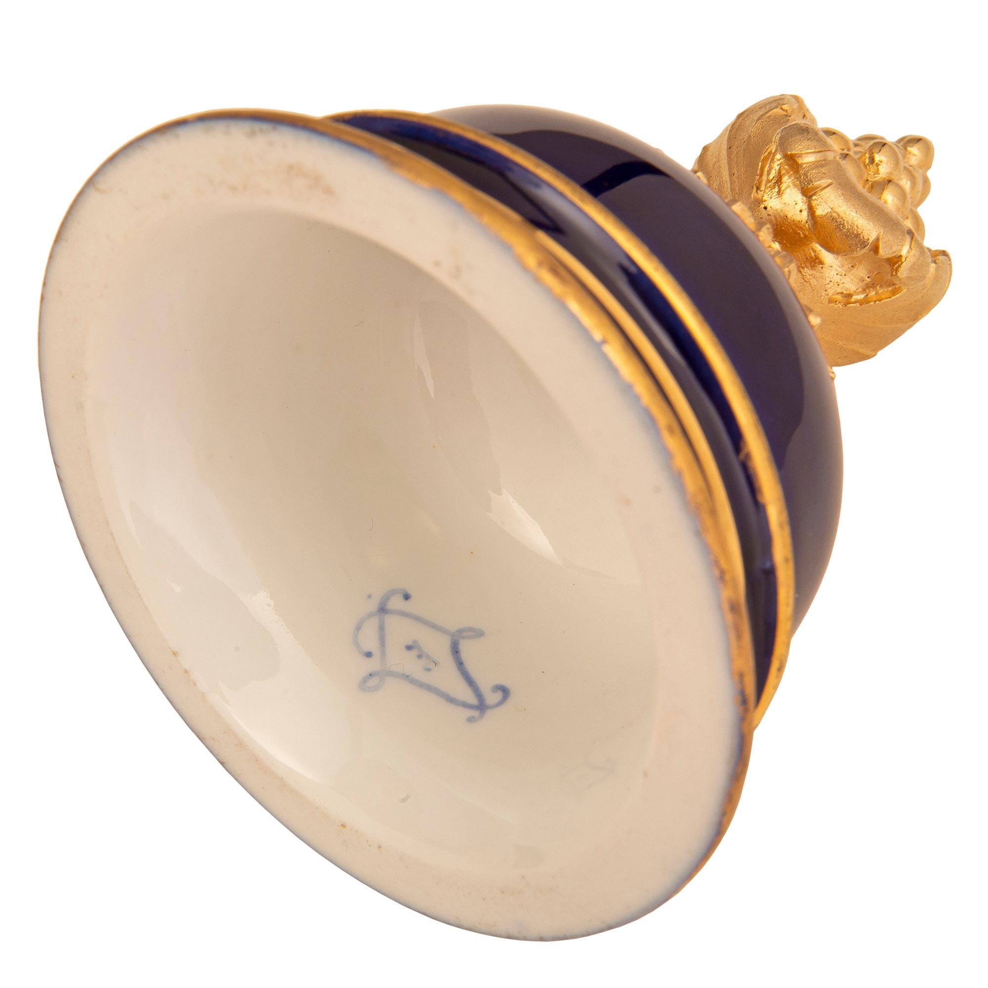 Urna con coperchio in porcellana e ormeggio Luigi XVI di Sèvres del XIX secolo in vendita 6