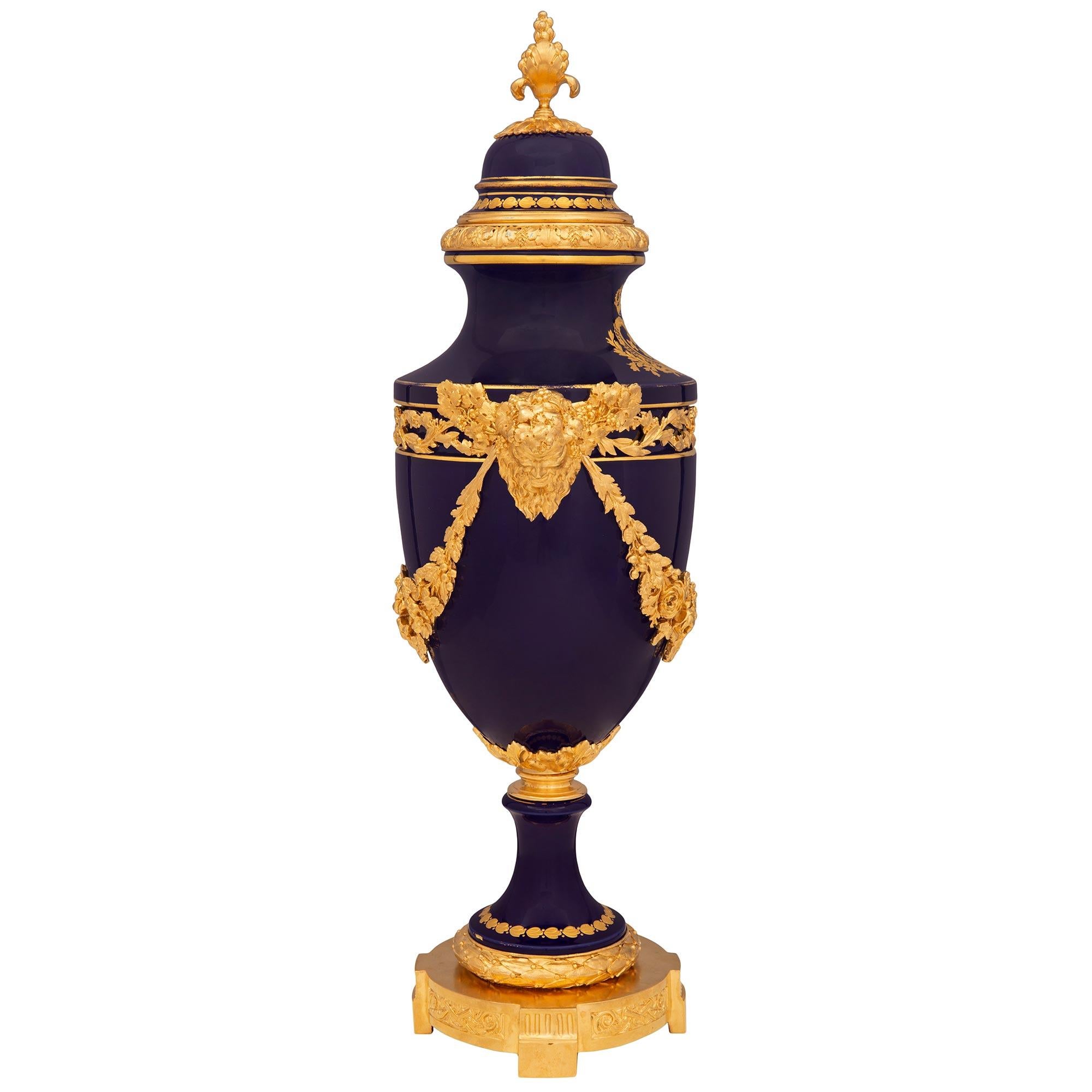 Francese Urna con coperchio in porcellana e ormeggio Luigi XVI di Sèvres del XIX secolo in vendita