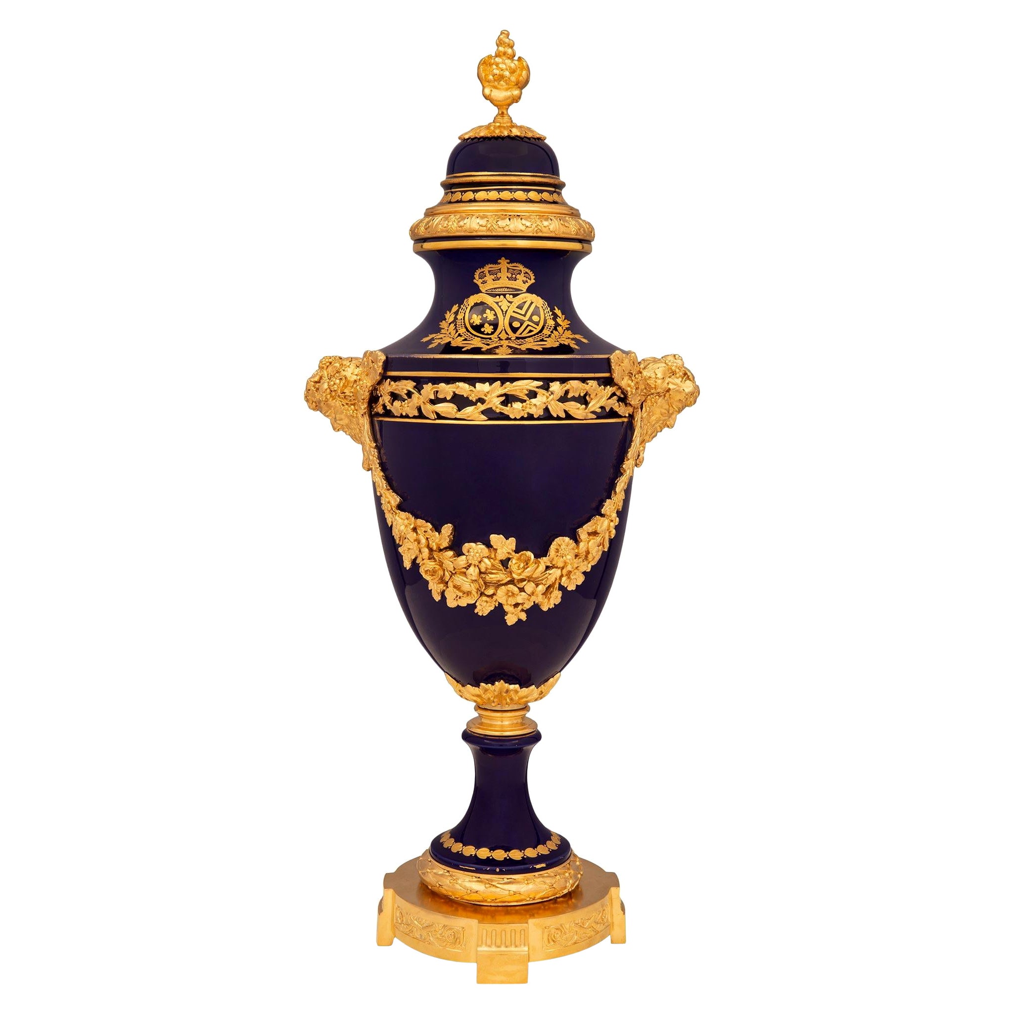 Urne à couvercle Louis XVI du 19ème siècle en porcelaine de St. Svres et bronze doré