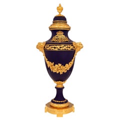 Urne à couvercle Louis XVI du 19ème siècle en porcelaine de St. Svres et bronze doré