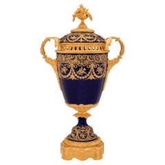 Urne à couvercle en porcelaine de Sèvres et bronze doré du 19e siècle
