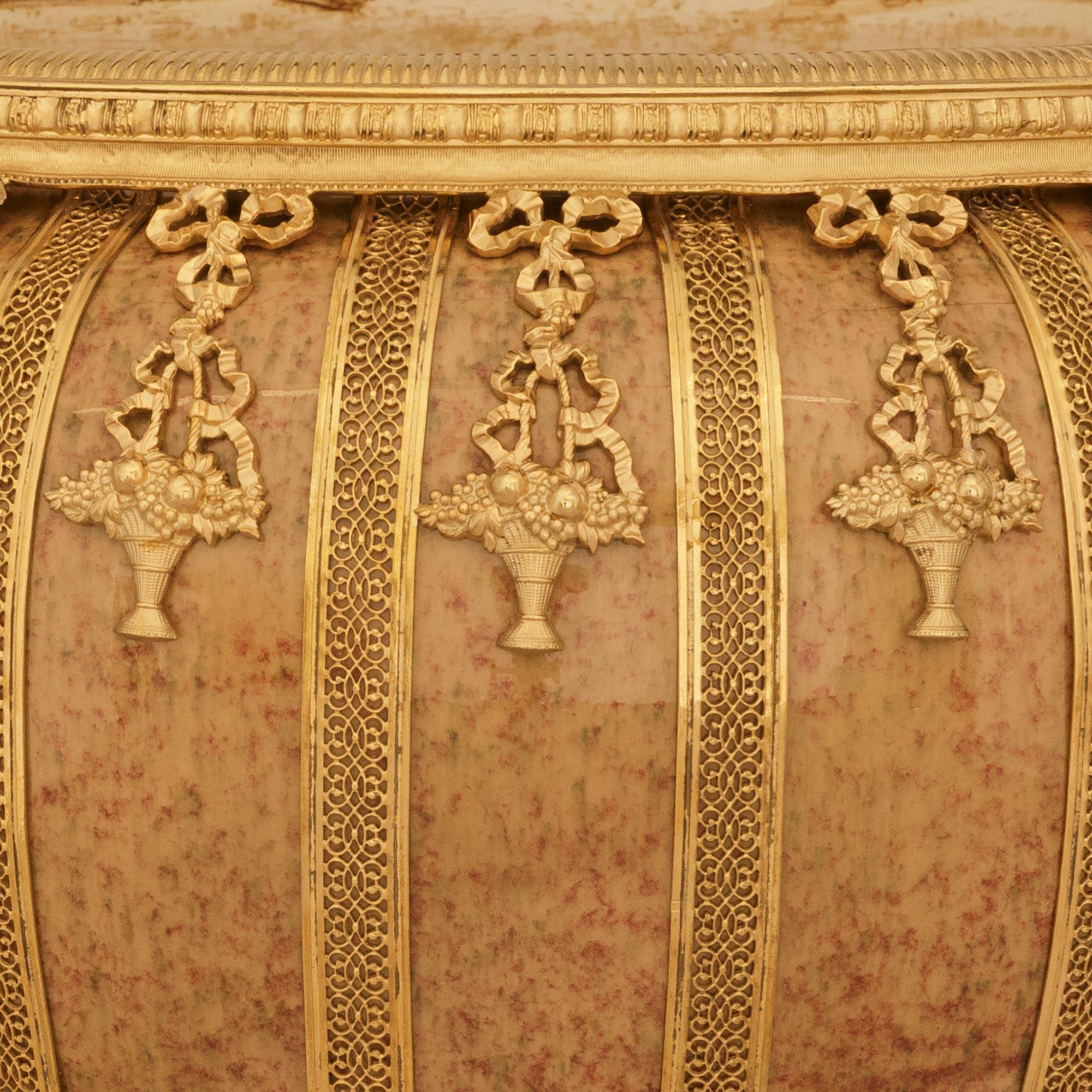 Porcellana Vaso/pianta francese del XIX secolo in porcellana di Sèvres Luigi XVI e Ormolu in vendita