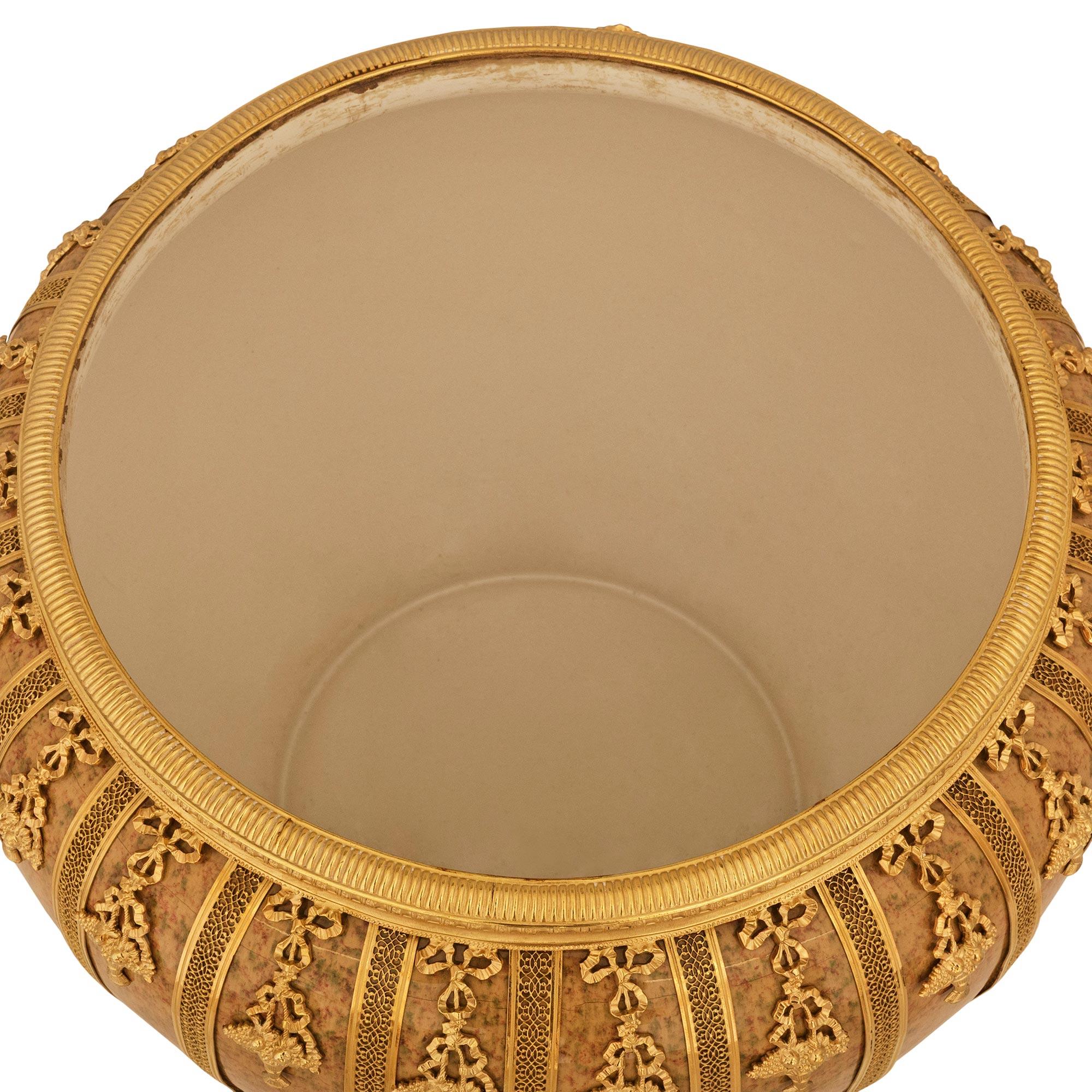 Vaso/pianta francese del XIX secolo in porcellana di Sèvres Luigi XVI e Ormolu in vendita 4