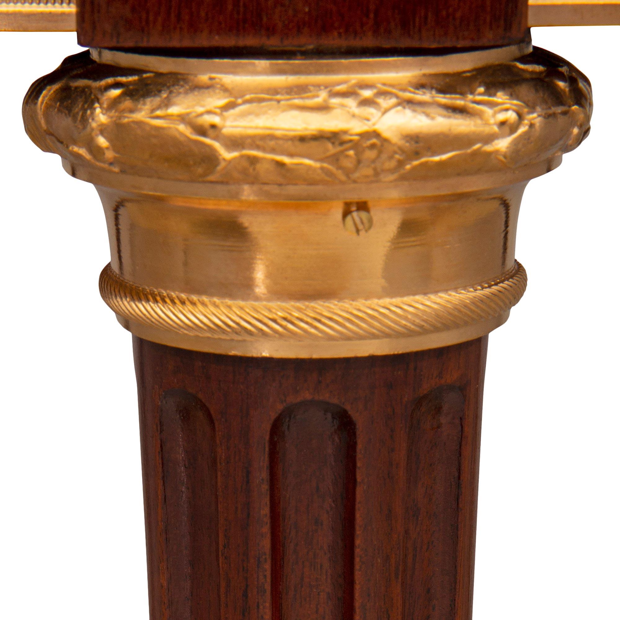 Table d'appoint Louis XVI du XIXe siècle attribuée à François Linke en vente 2