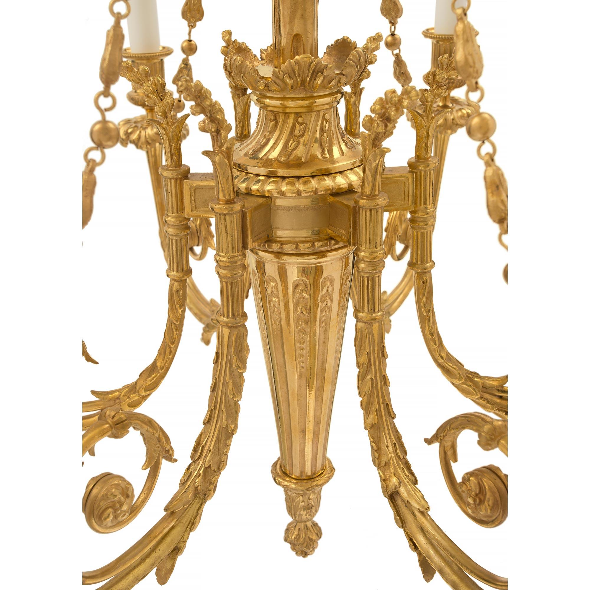 Lustre français du XIXe siècle, style Louis XVI, à six bras en bronze doré en vente 1