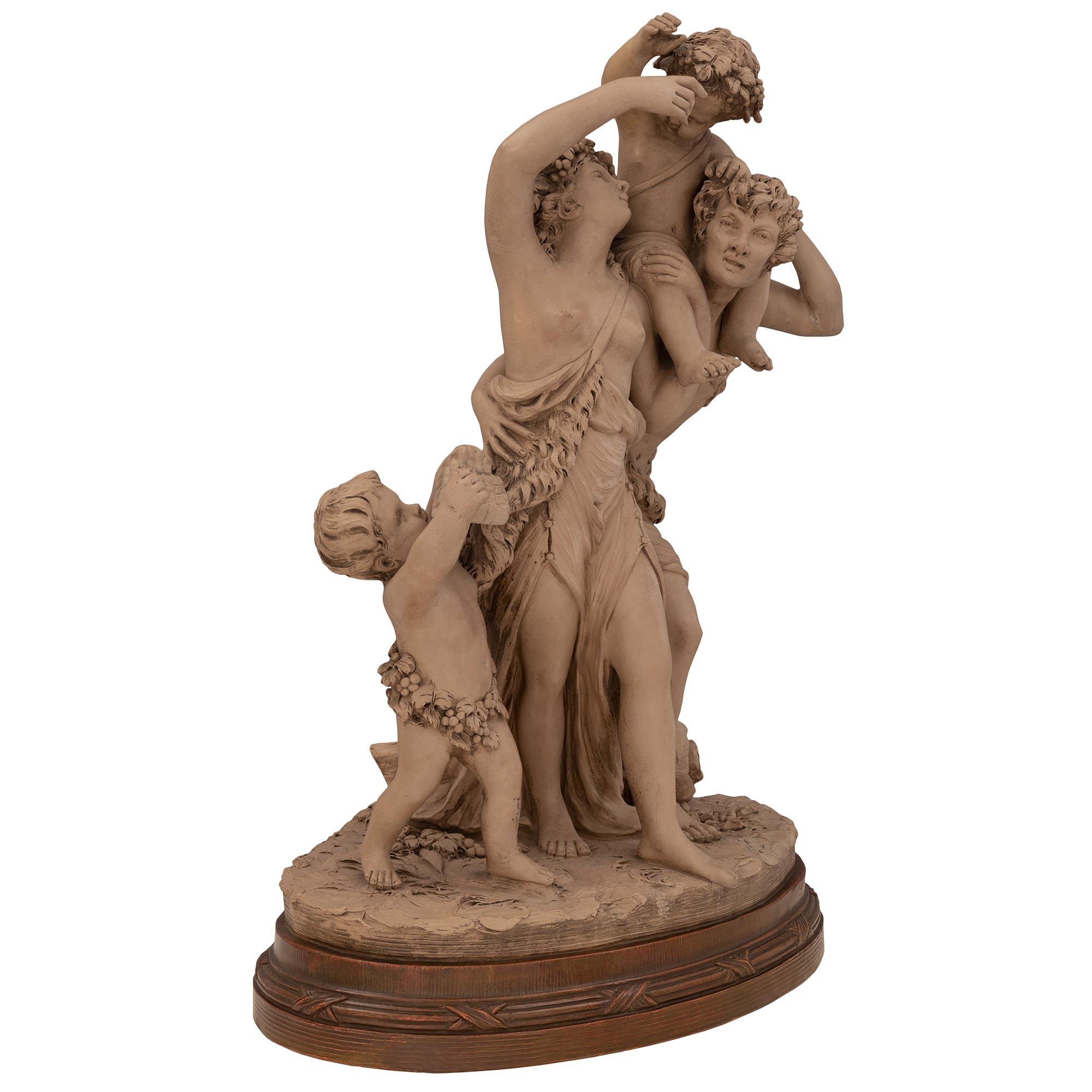 Belle statue en terre cuite de grande qualité, datant du XIXe siècle, de style Louis XVI, signée Clodion. La statue est surélevée par une belle base en terre cuite de patine plus foncée, au motif finement tacheté et à la bande enveloppante cannelée