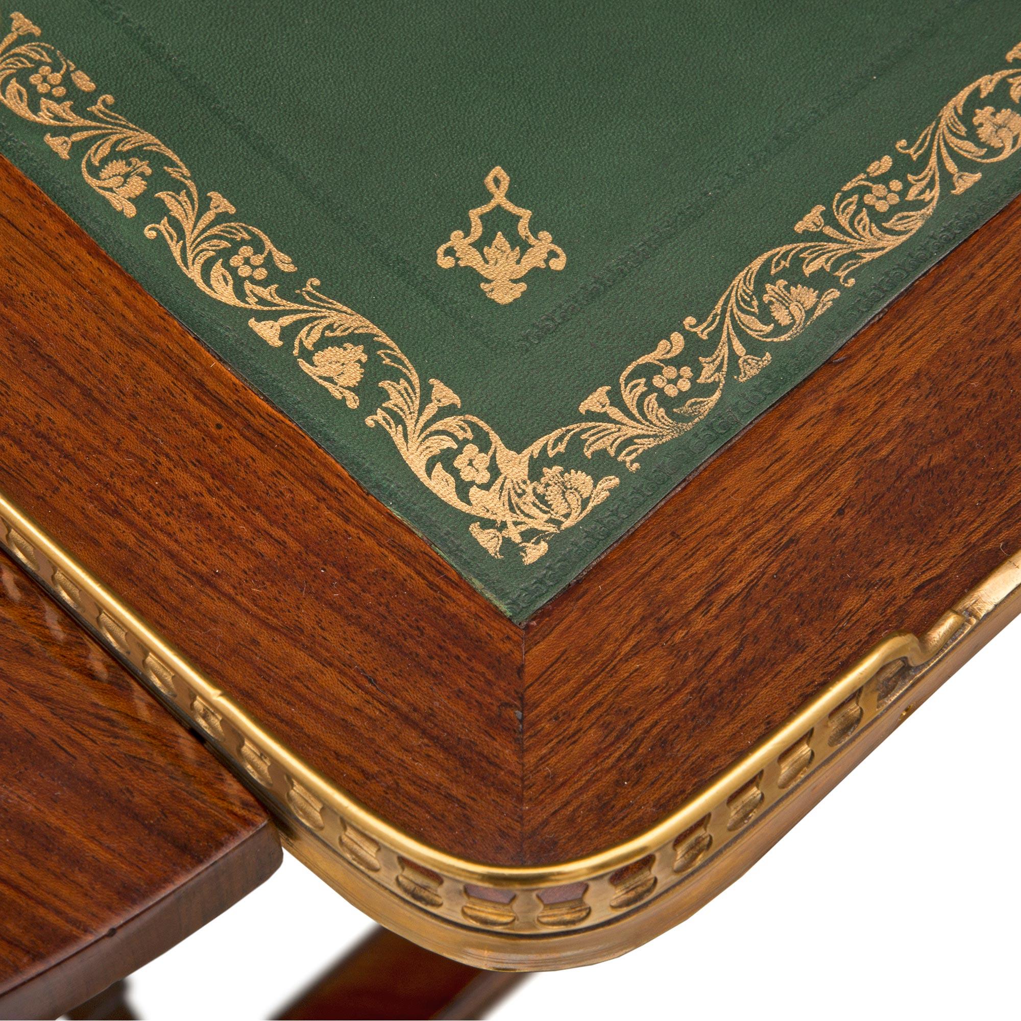 Beistelltisch aus Tulpenholz und Goldbronze im Louis-XVI-Stil des 19. Jahrhunderts im Angebot 2