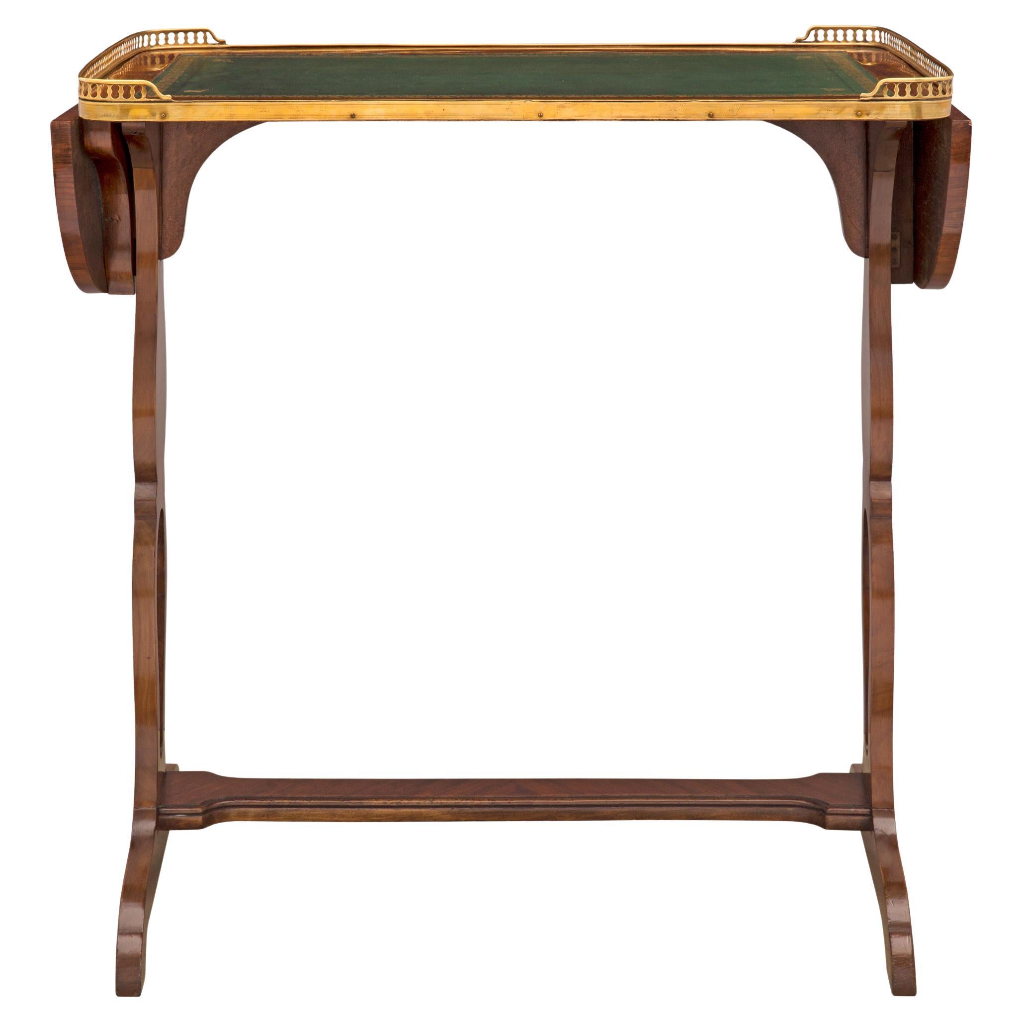 Table d'appoint française du 19ème siècle de style Louis XVI en bois de tulipier et bronze doré