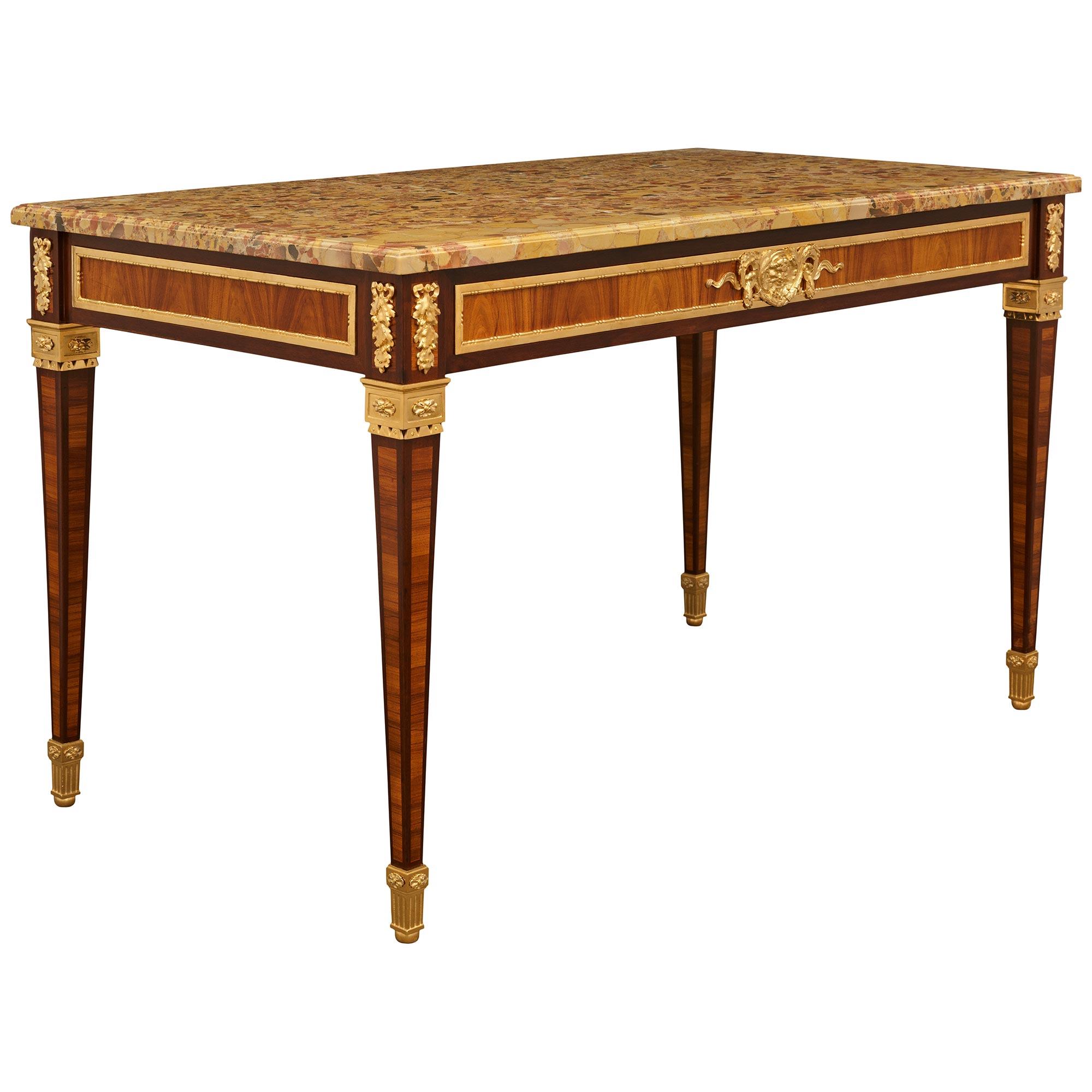 Français Table française du XIXe siècle de style Louis XVI en bois de tulipier, bois de roi, bronze doré et marbre. en vente