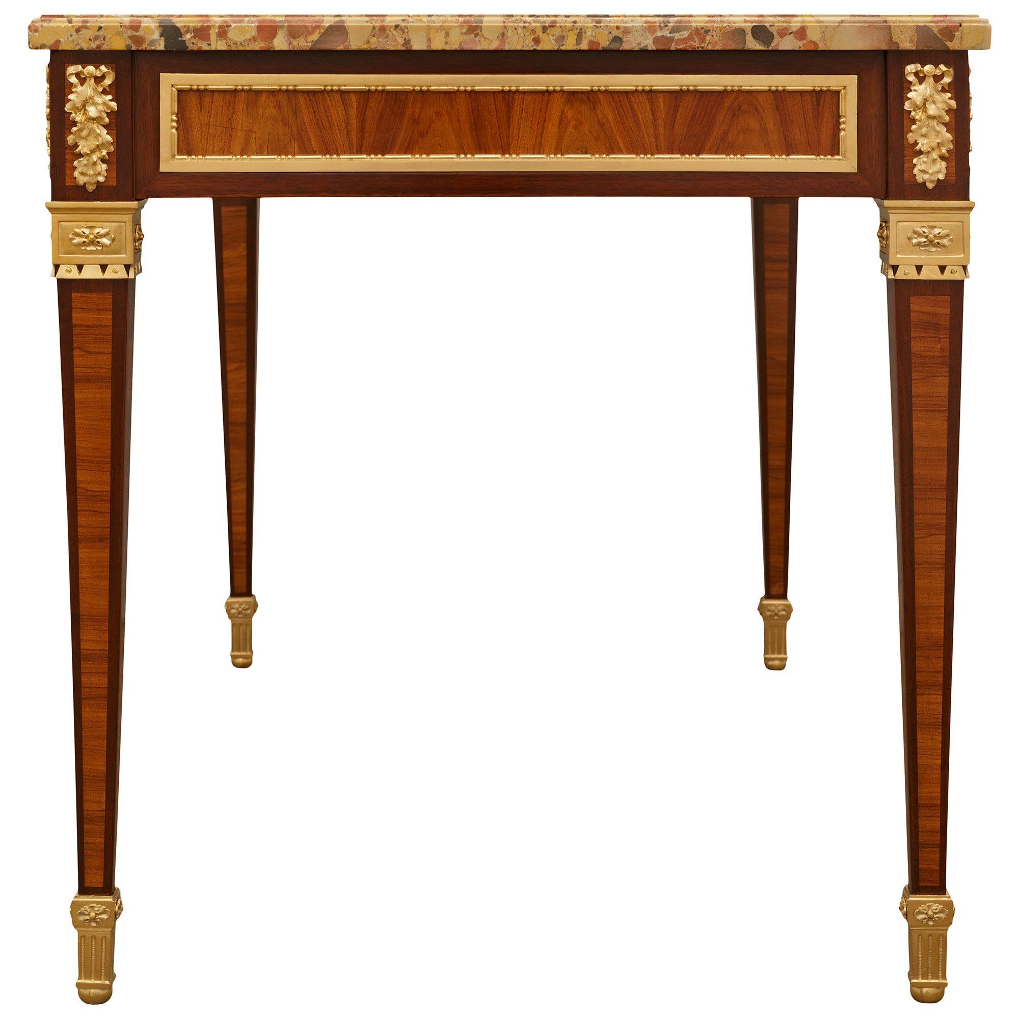 Table française du XIXe siècle de style Louis XVI en bois de tulipier, bois de roi, bronze doré et marbre. Bon état - En vente à West Palm Beach, FL