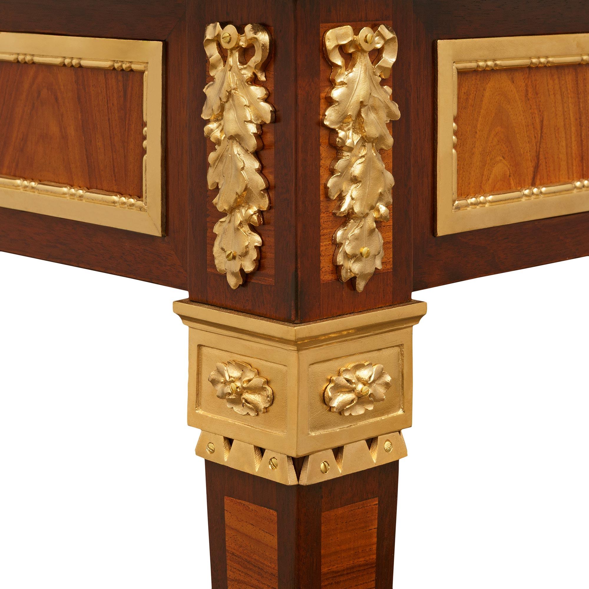 Bronze doré Table française du XIXe siècle de style Louis XVI en bois de tulipier, bois de roi, bronze doré et marbre. en vente